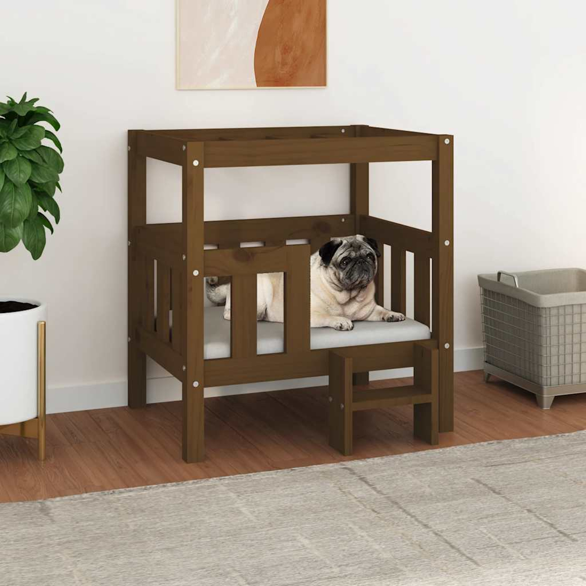 Ein Mops liegt auf einem Kissen in einem braunen Hundebett mit Stufen.