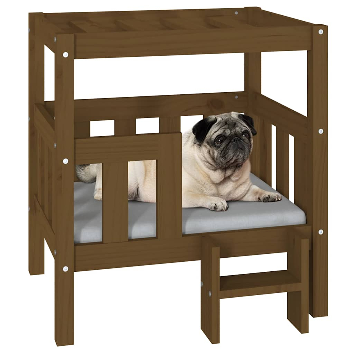 Ein Mops liegt auf einem grauen Kissen in einem braunen Hundebett mit Stufen.