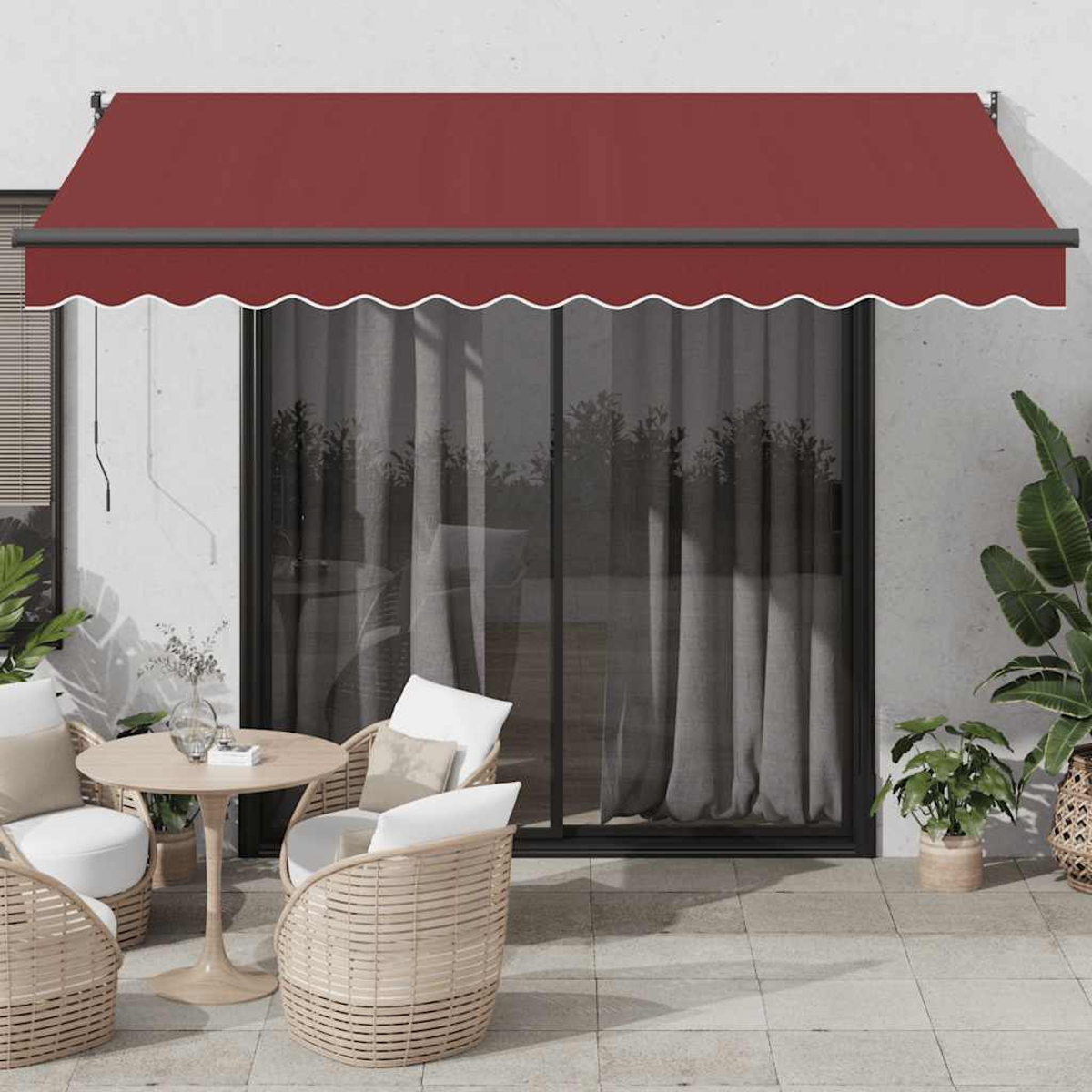 Ein roter Sonnenschutz wird über einem Terrassenbereich mit Möbeln aus Rattan und Pflanzen ausgestellt.
