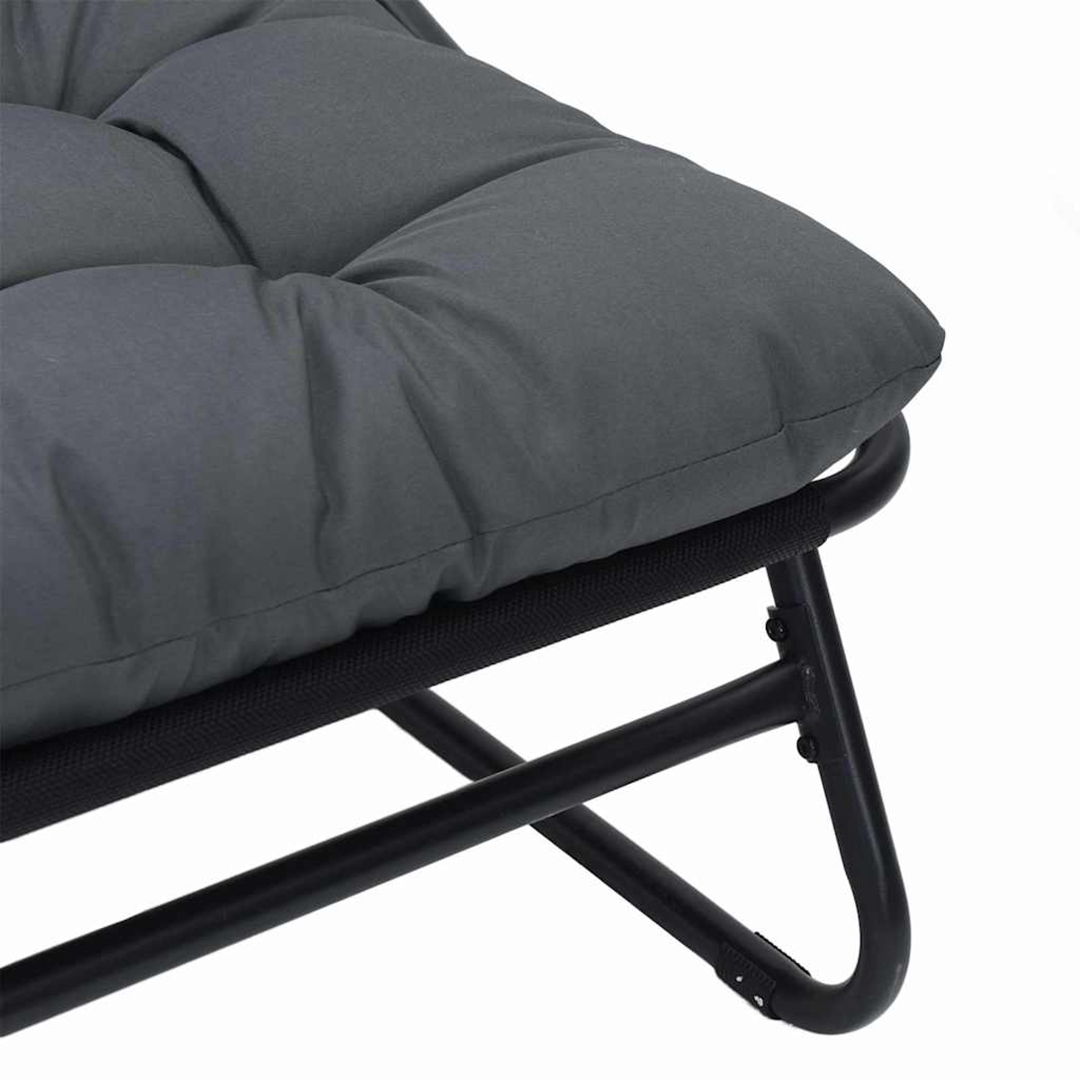 Lettino imbottito grigio con telaio in metallo nero.