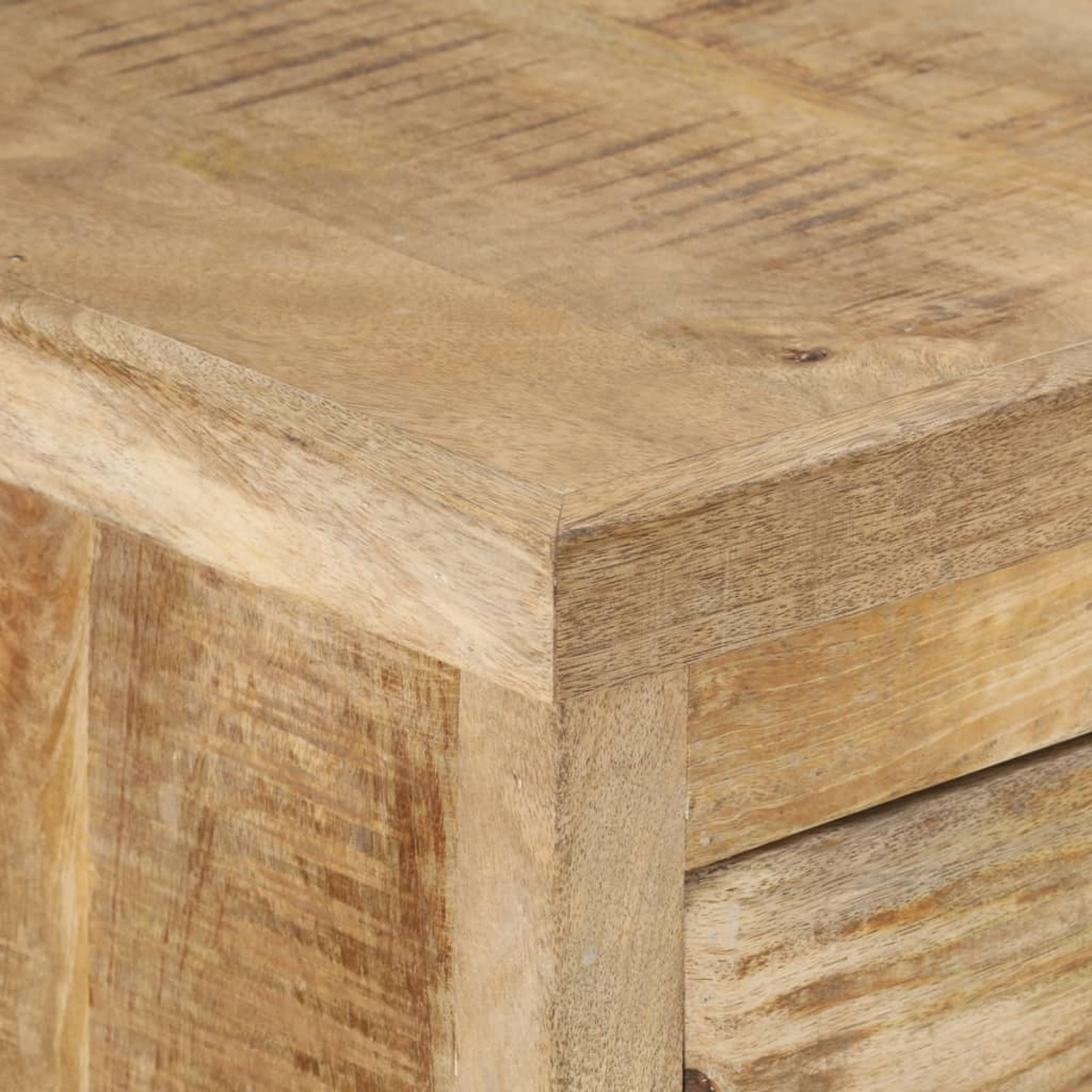Nahaufnahme einer Ecke aus hellem Holz mit sichtbarer Maserung.