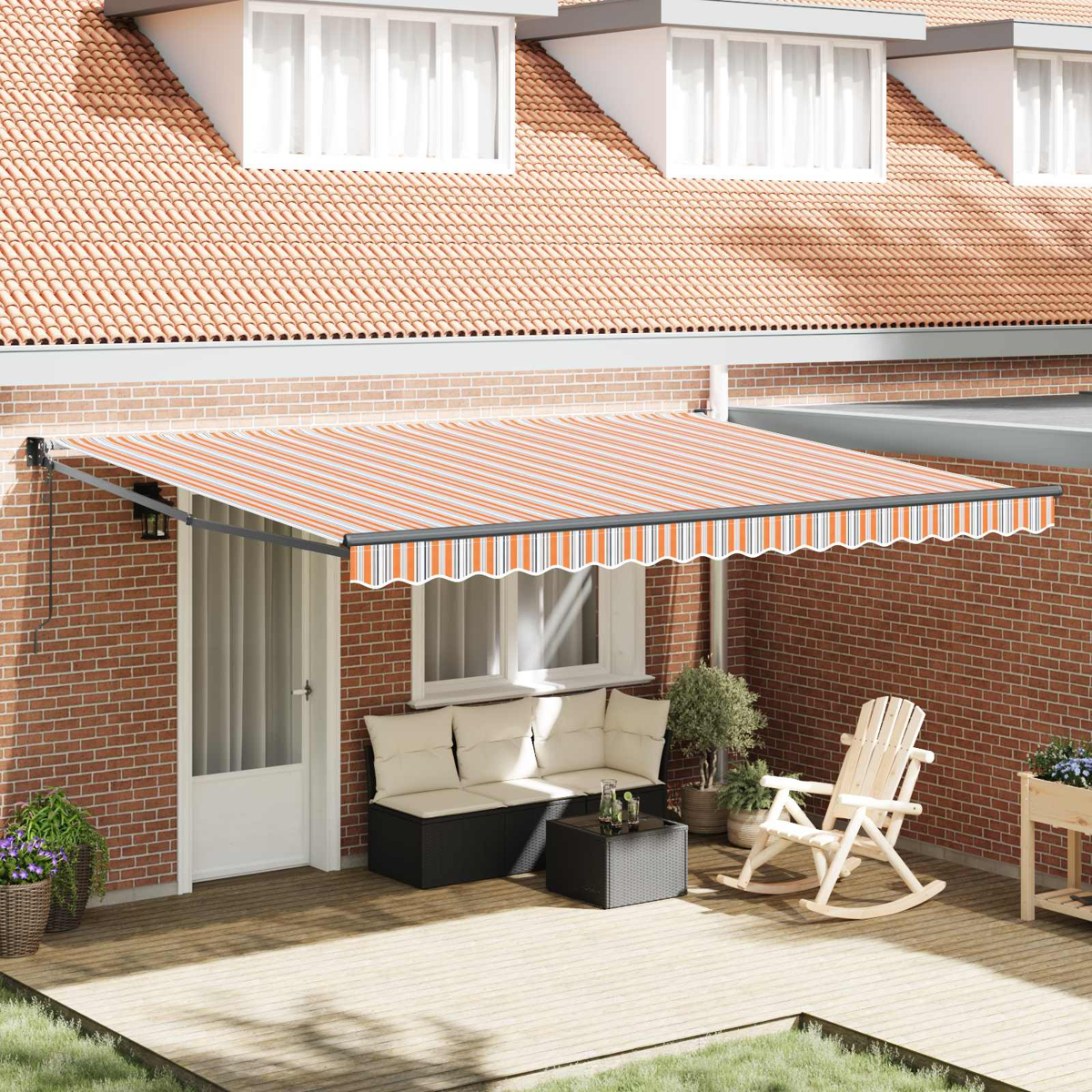 Ein ausgefahrener Markise mit orange-weißen Streifen über einer Terrasse mit Möbeln.