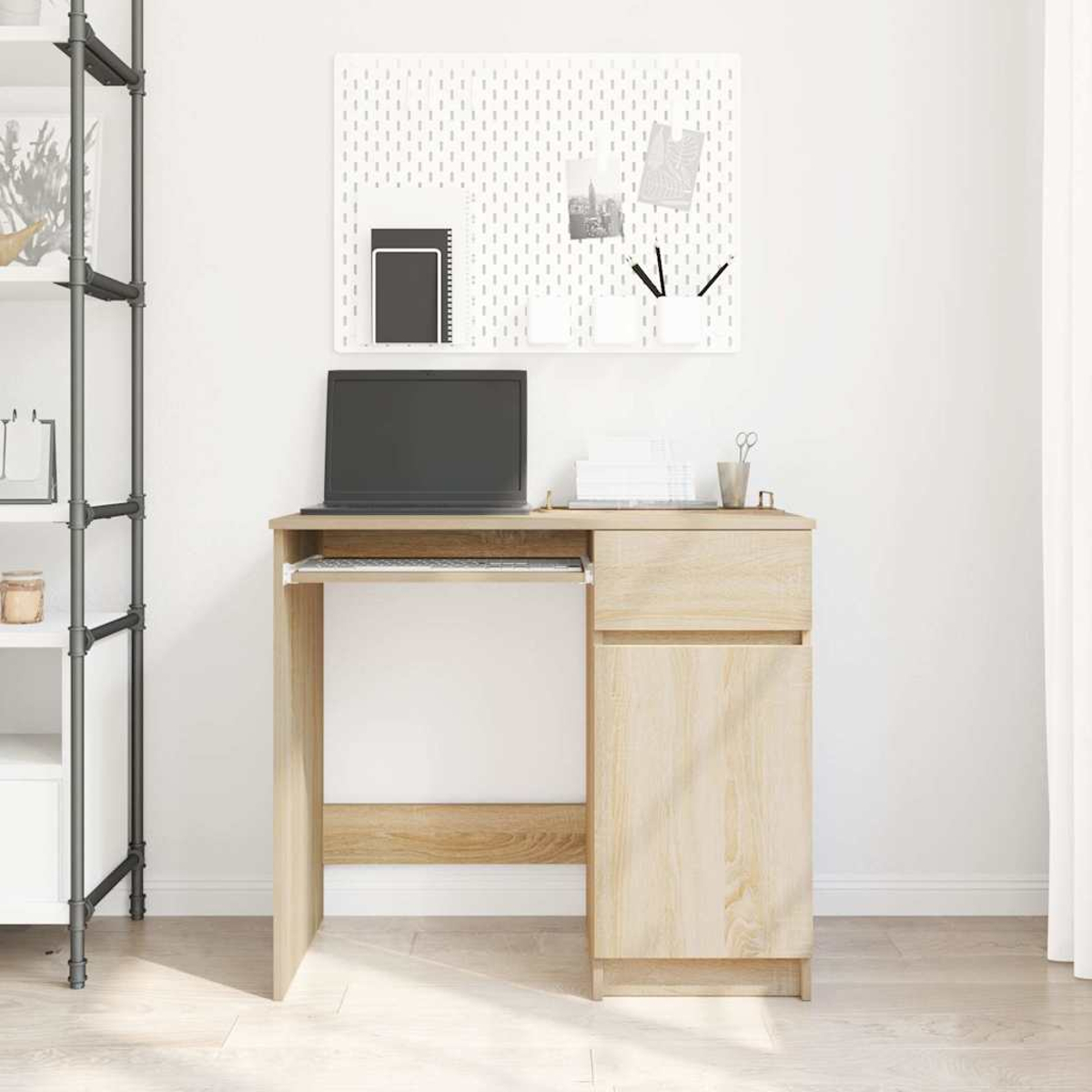 Ein Schreibtisch aus hellem Holz mit Laptop, Tastaturablage und Stauraum. Darüber ein Regal mit Gegenständen.