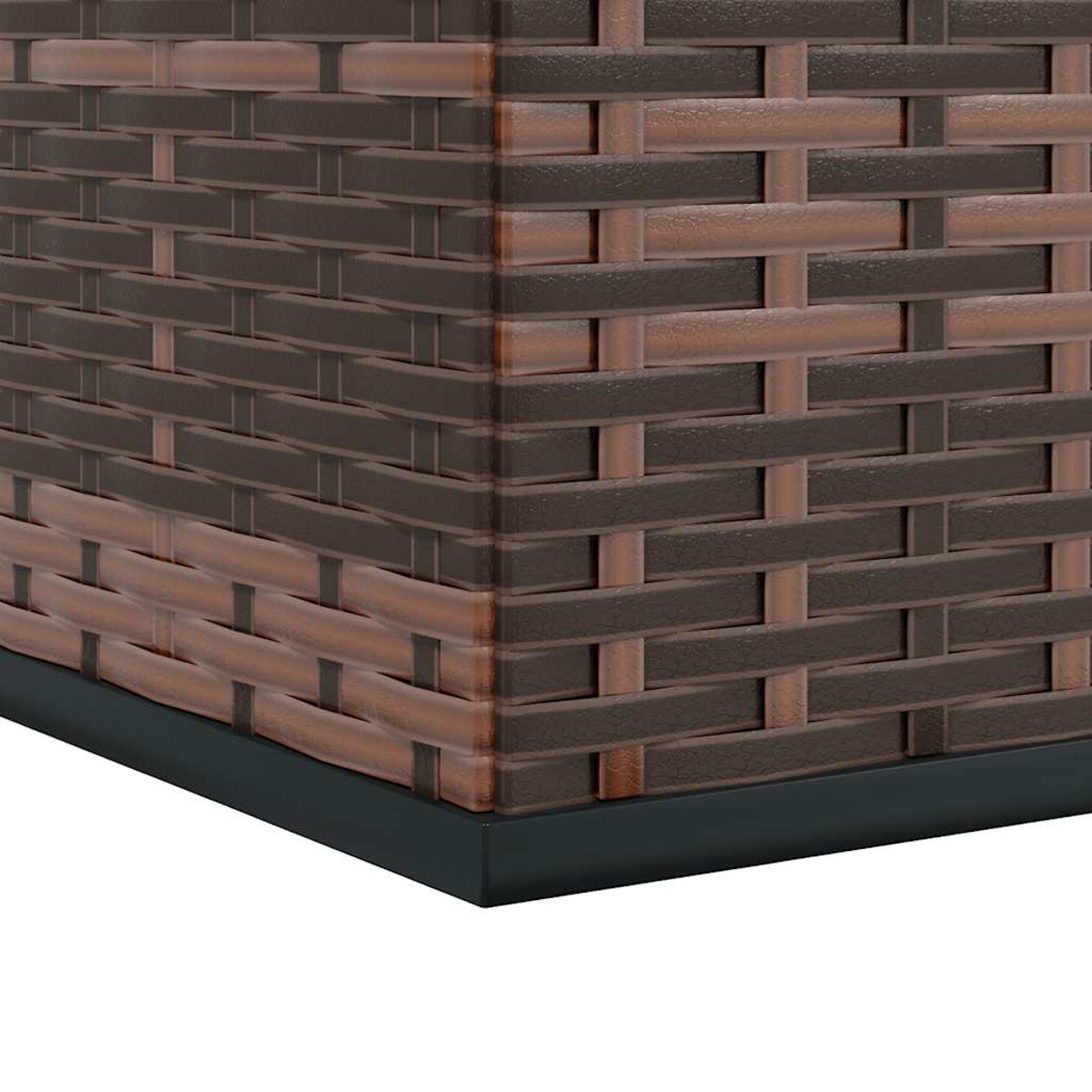 Ecke eines Korbmöbelstücks aus braunem und dunklerem braunem Rattan mit schwarzem Sockel.