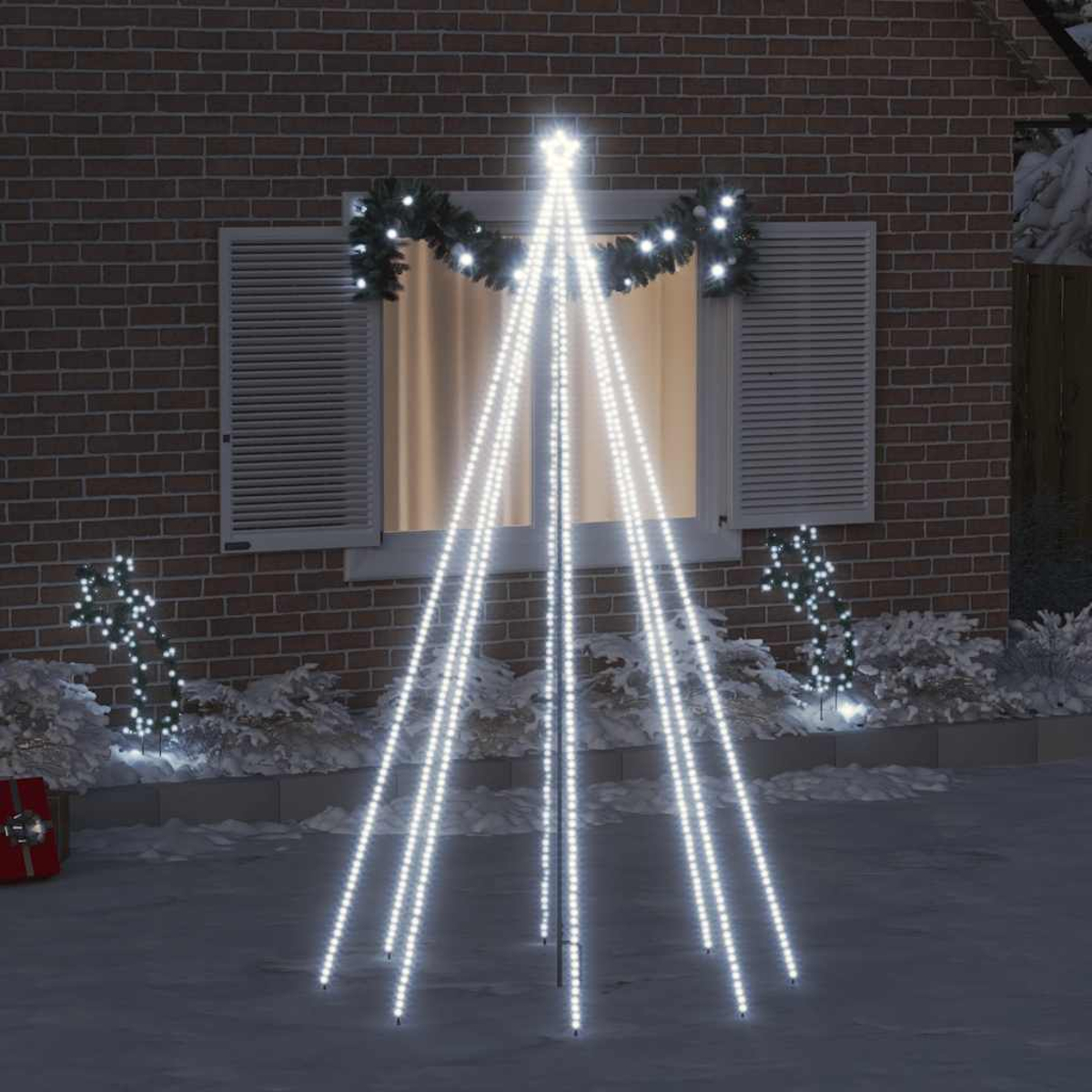 Eine beleuchtete Weihnachtsbaumdekoration für draußen mit weißen Lichtern und einem Stern.