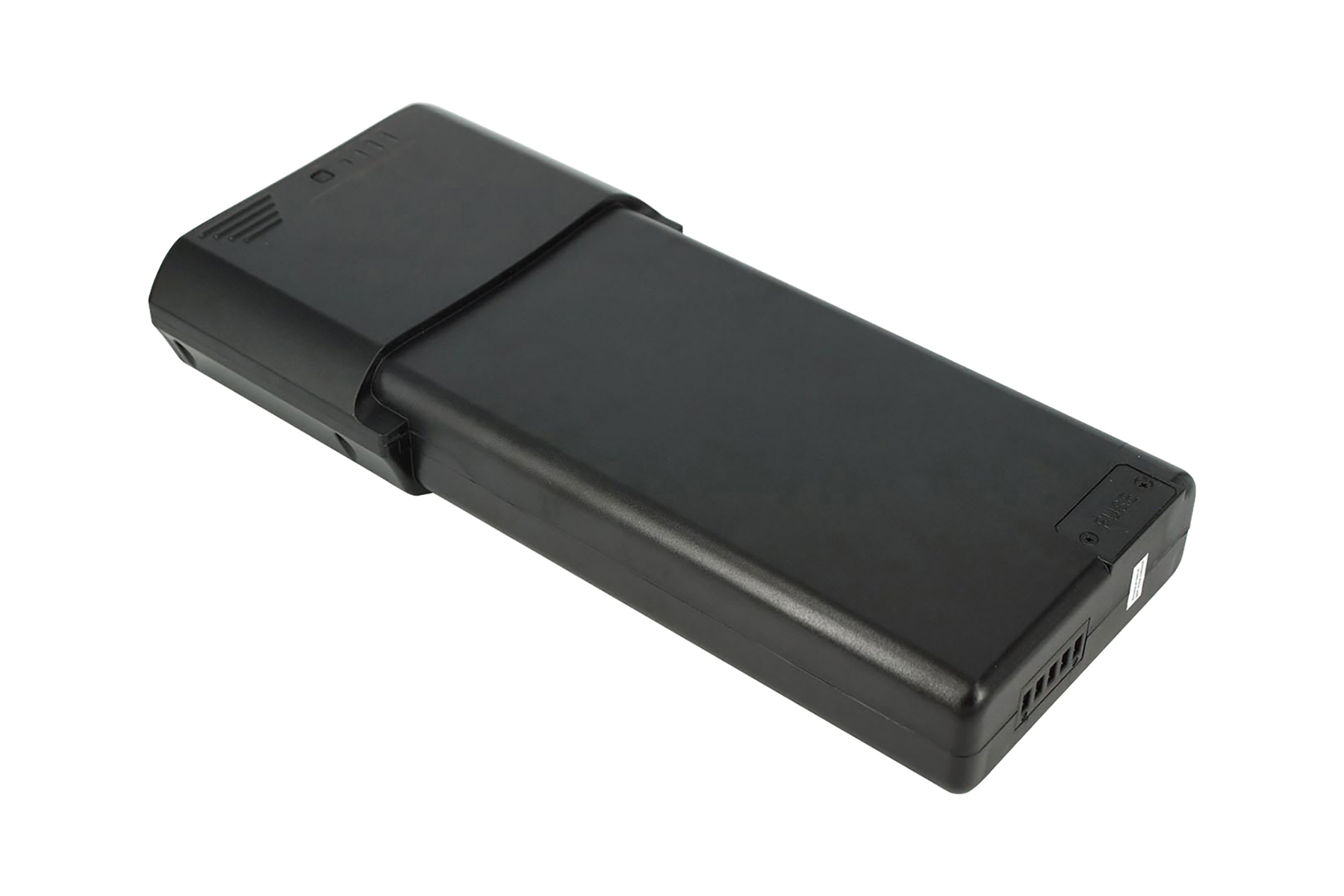 Paquete de baterías rectangular negro con ventilaciones y etiqueta de fusible.