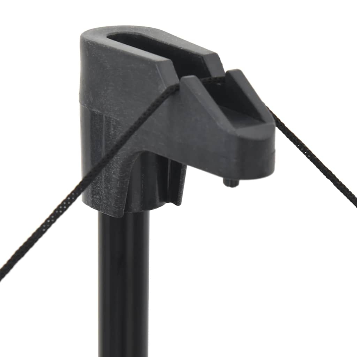 Nahaufnahme eines schwarzen Plastikclips mit einem schwarzen Seil auf einem weißen Hintergrund.