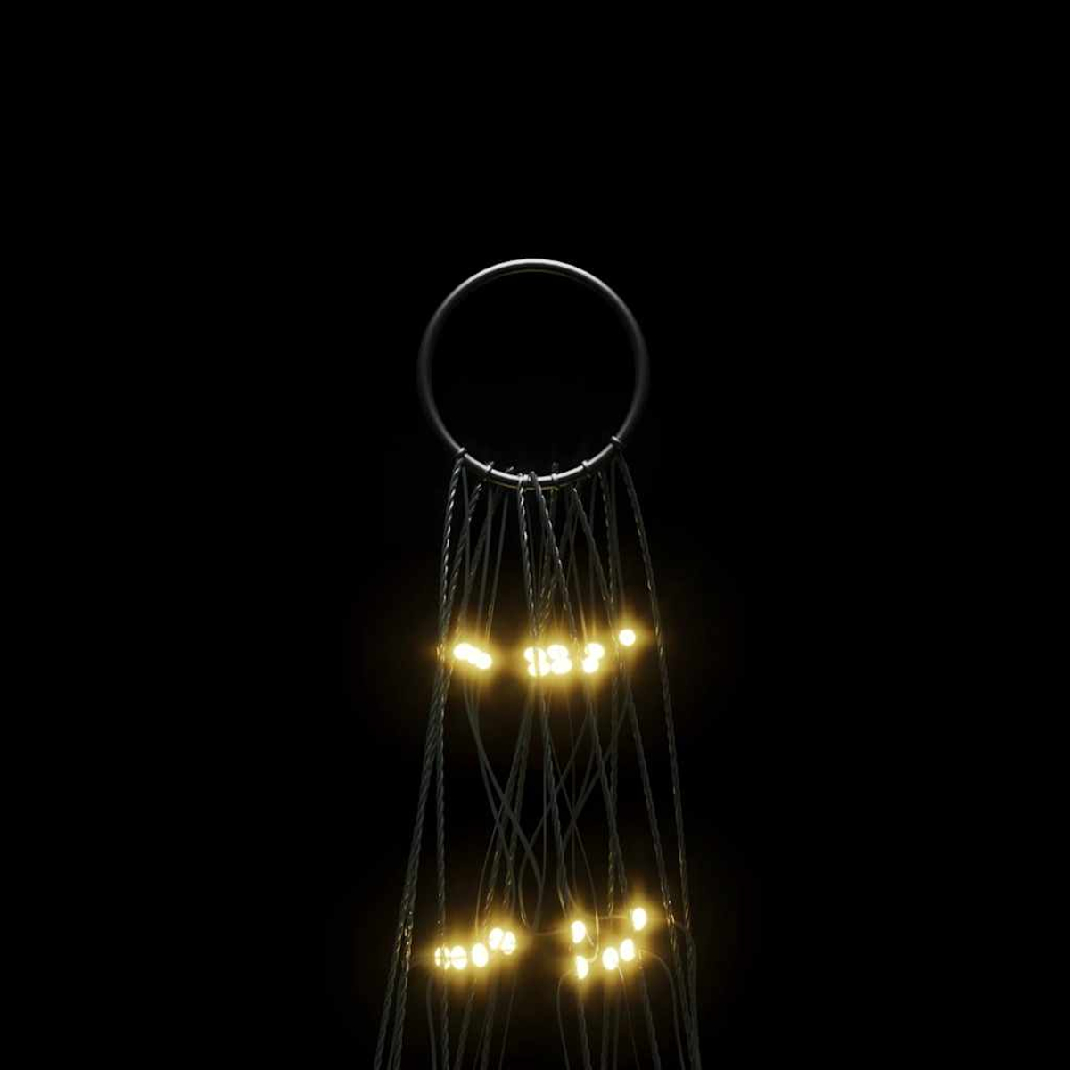 Ein metallischer Ring mit daran hängenden Lichterketten auf schwarzem Hintergrund.
