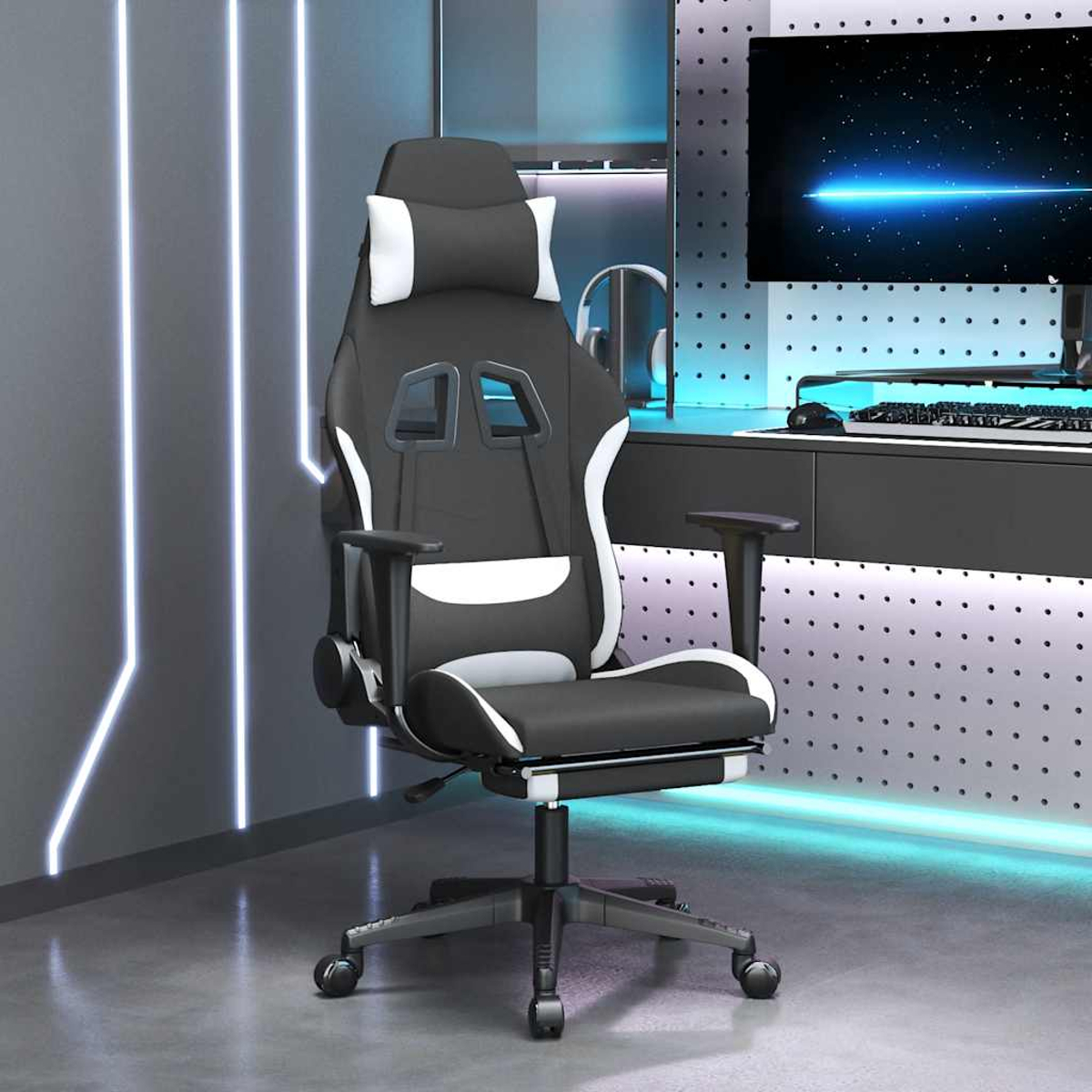 Ein schwarz-weißer Gaming-Stuhl mit Fußstütze steht in einem Raum mit blauen Neonlichtern.