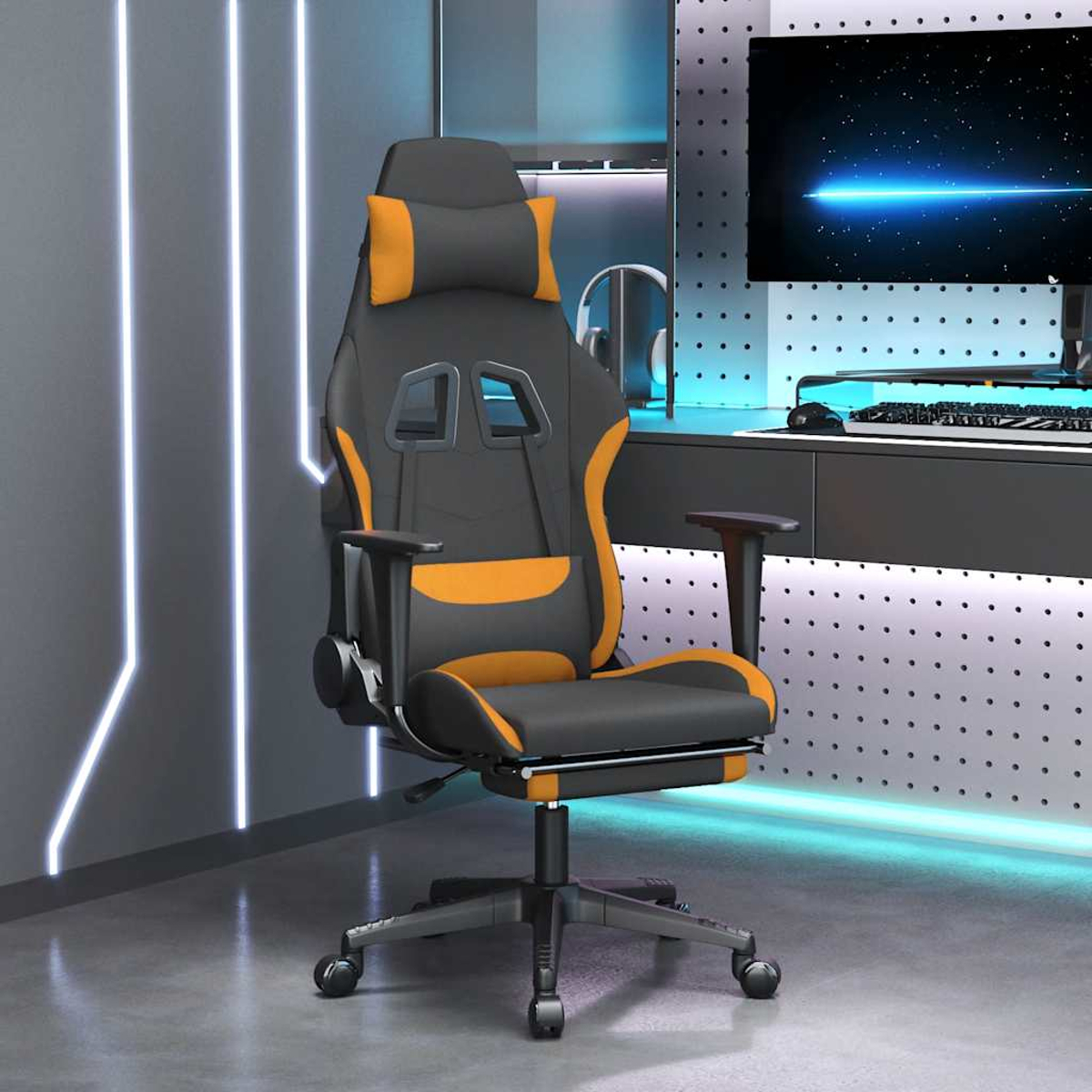 Ein schwarzer und oranger Gaming-Stuhl mit Fußstütze in einem Raum mit Neonlichtern.