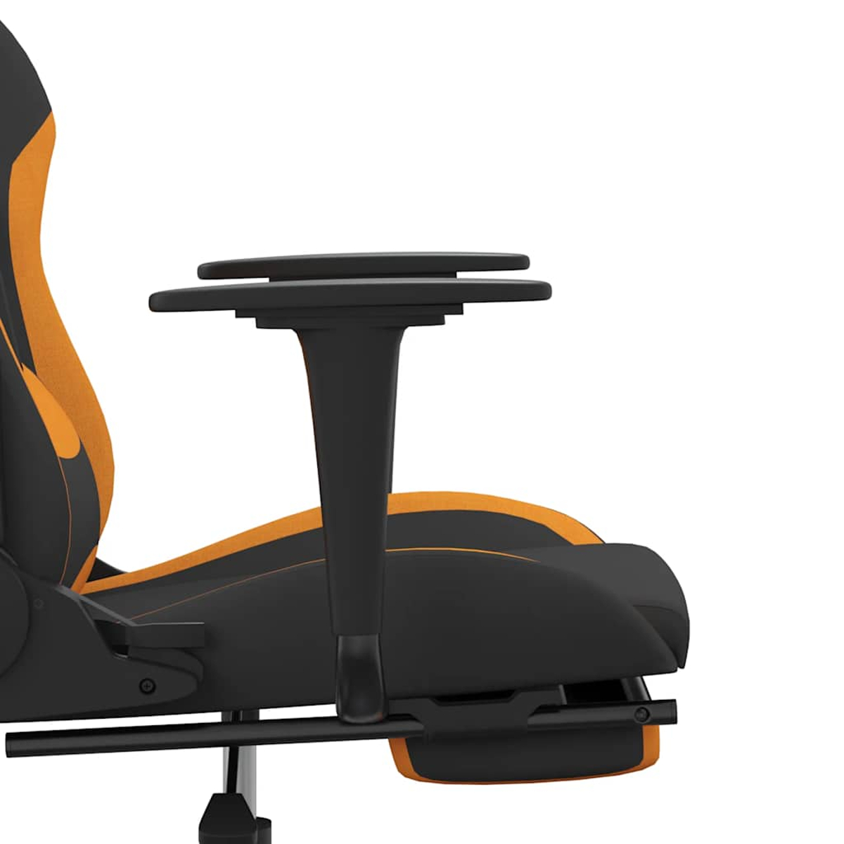 Ein schwarzer Gaming-Stuhl mit orangefarbenen Akzenten, Armlehne und Sitz. Weißer Hintergrund.