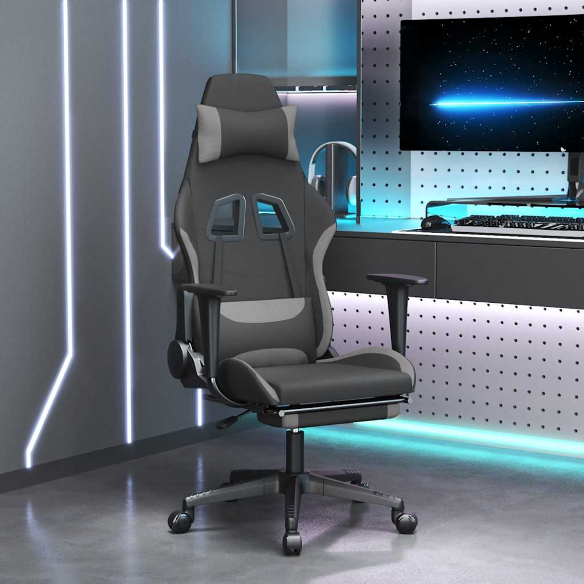 Ein schwarzer und grauer Gaming-Stuhl steht in einem Raum mit neonblauen Lichtern.