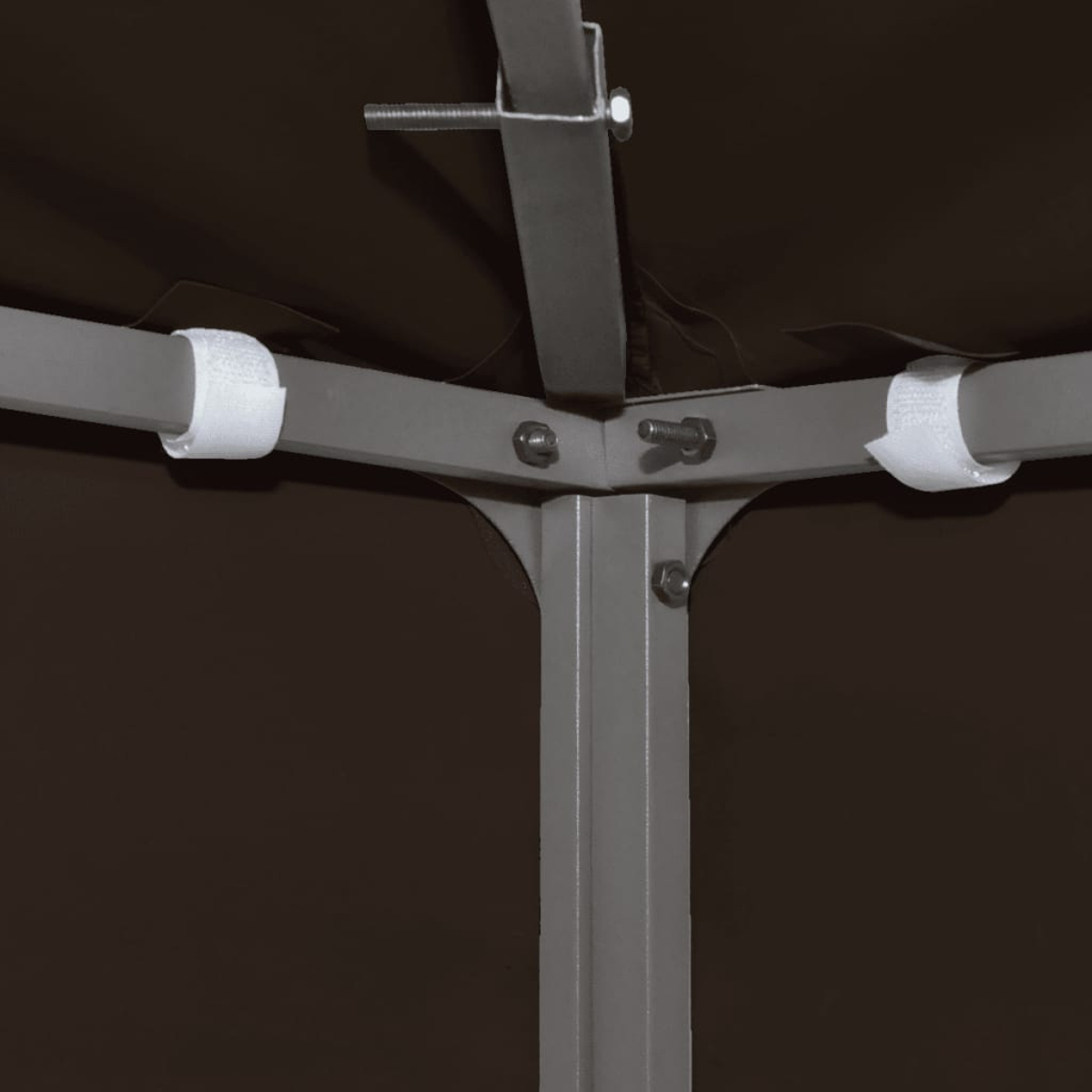 Montanti metallici grigi con bulloni e cinghie in velcro bianche sotto tessuto marrone.