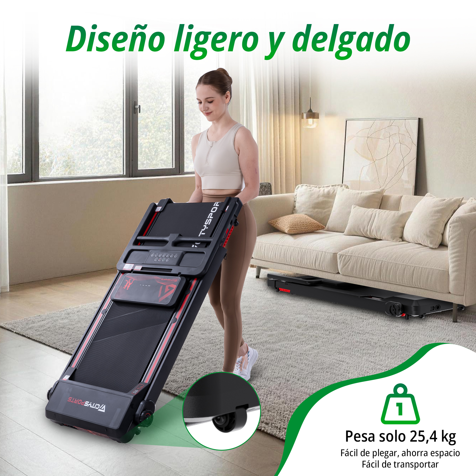 Una mujer sostiene una cinta de correr plegable en una sala de estar. Es ligera y delgada.
