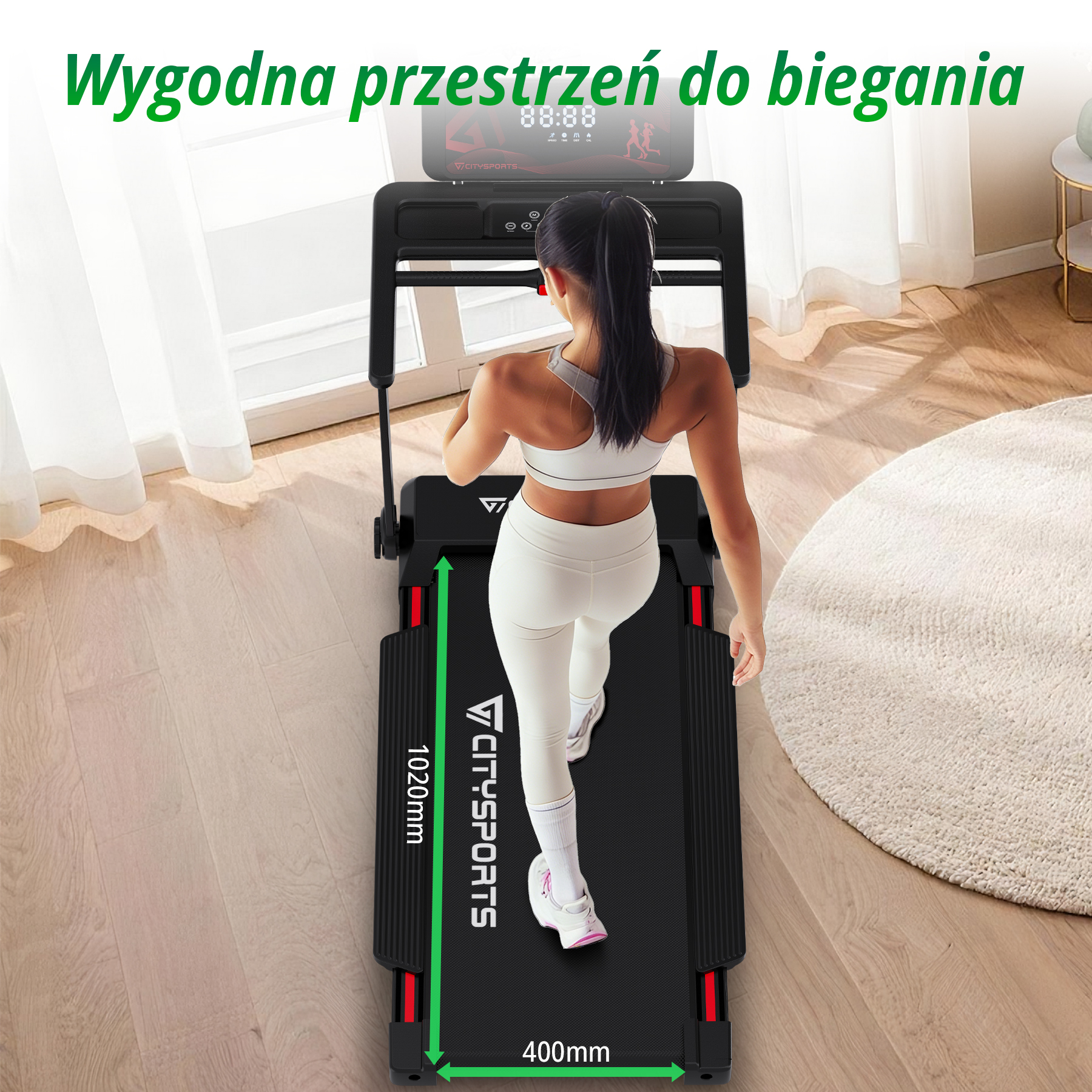 Kobieta w białym sportowym biustonoszu i legginsach biegnie na bieżni.