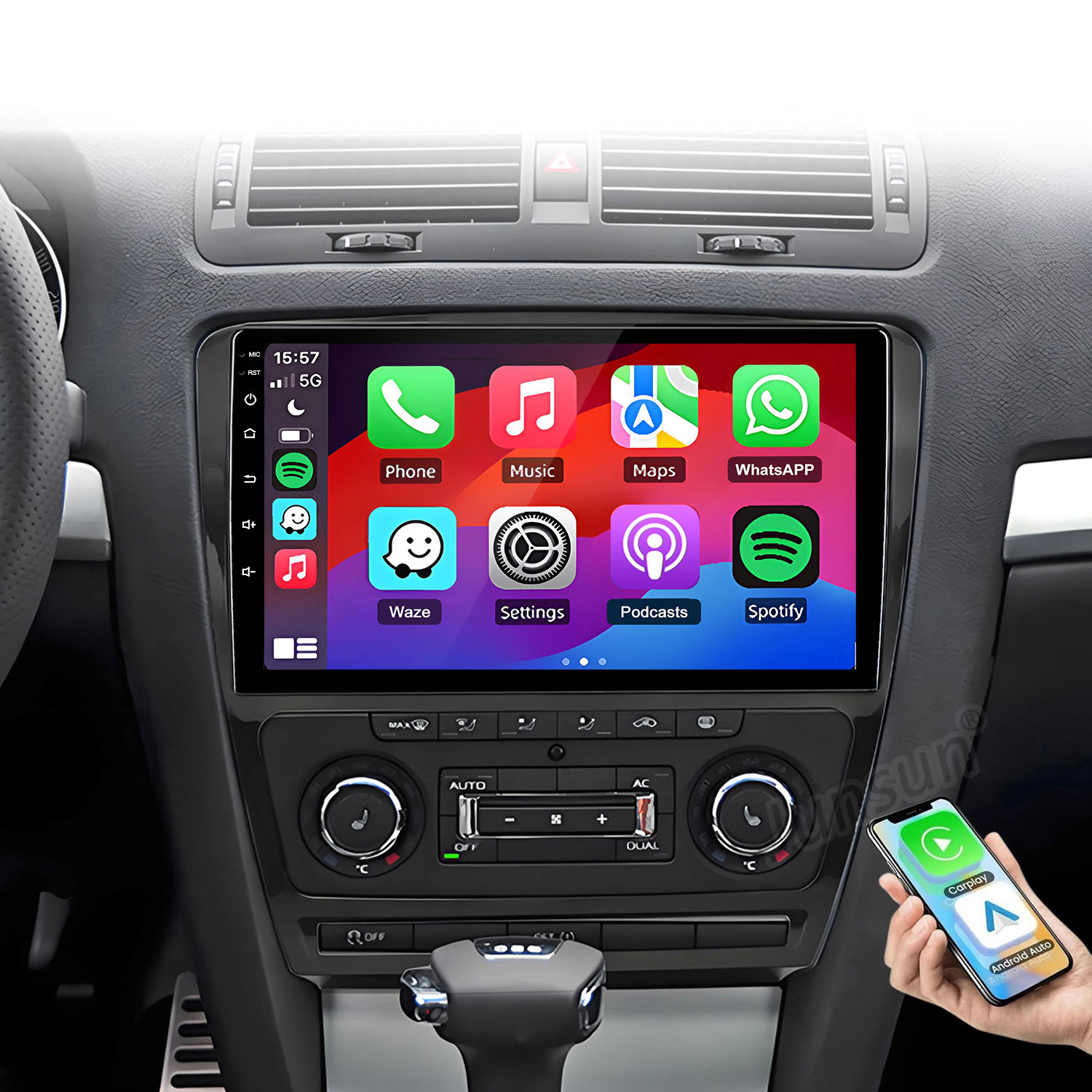 Schermo cruscotto auto con app del telefono. Mano tiene telefono con CarPlay/Android Auto.