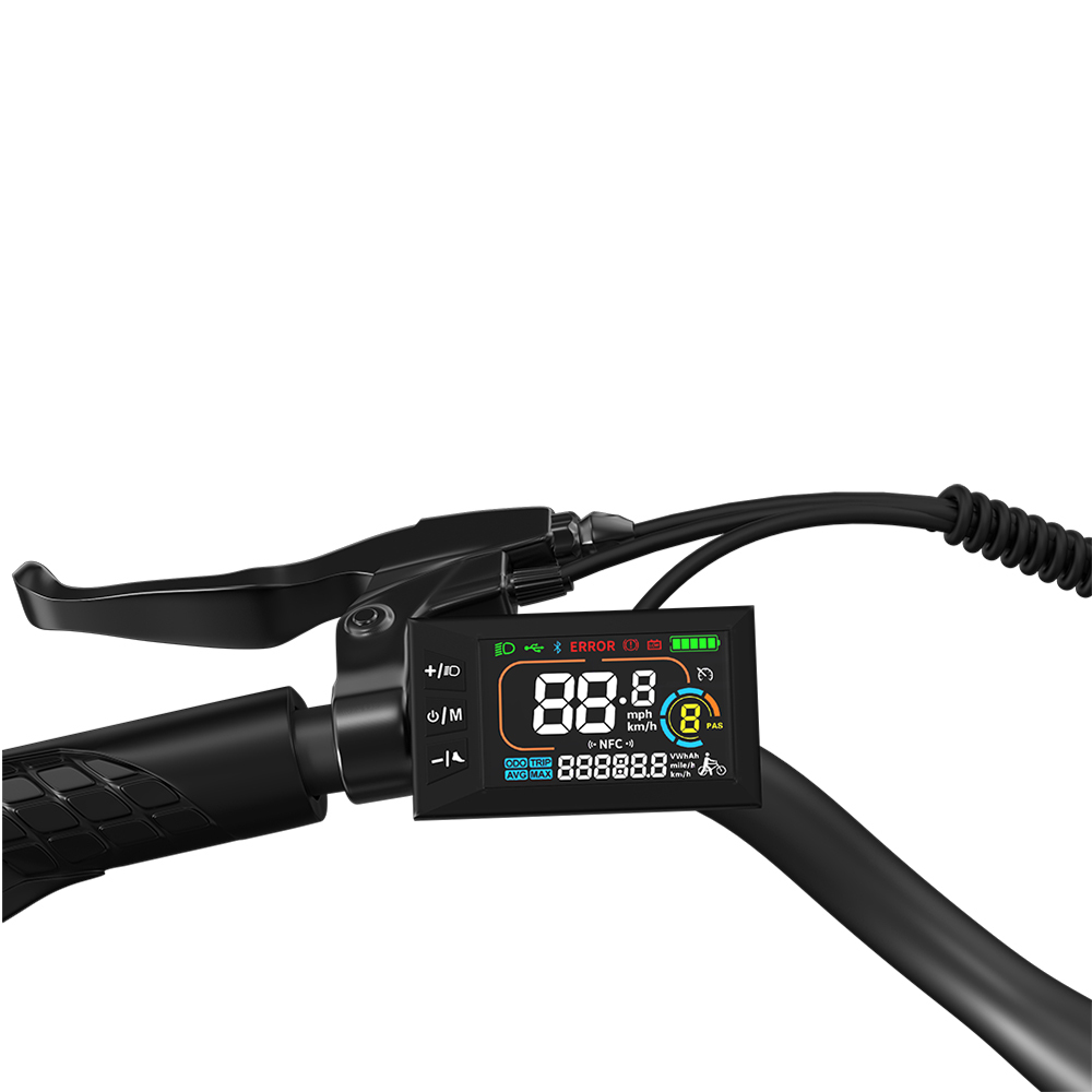 Czarna kierownica roweru z cyfrowym wyświetlaczem pokazującym prędkość i baterię.