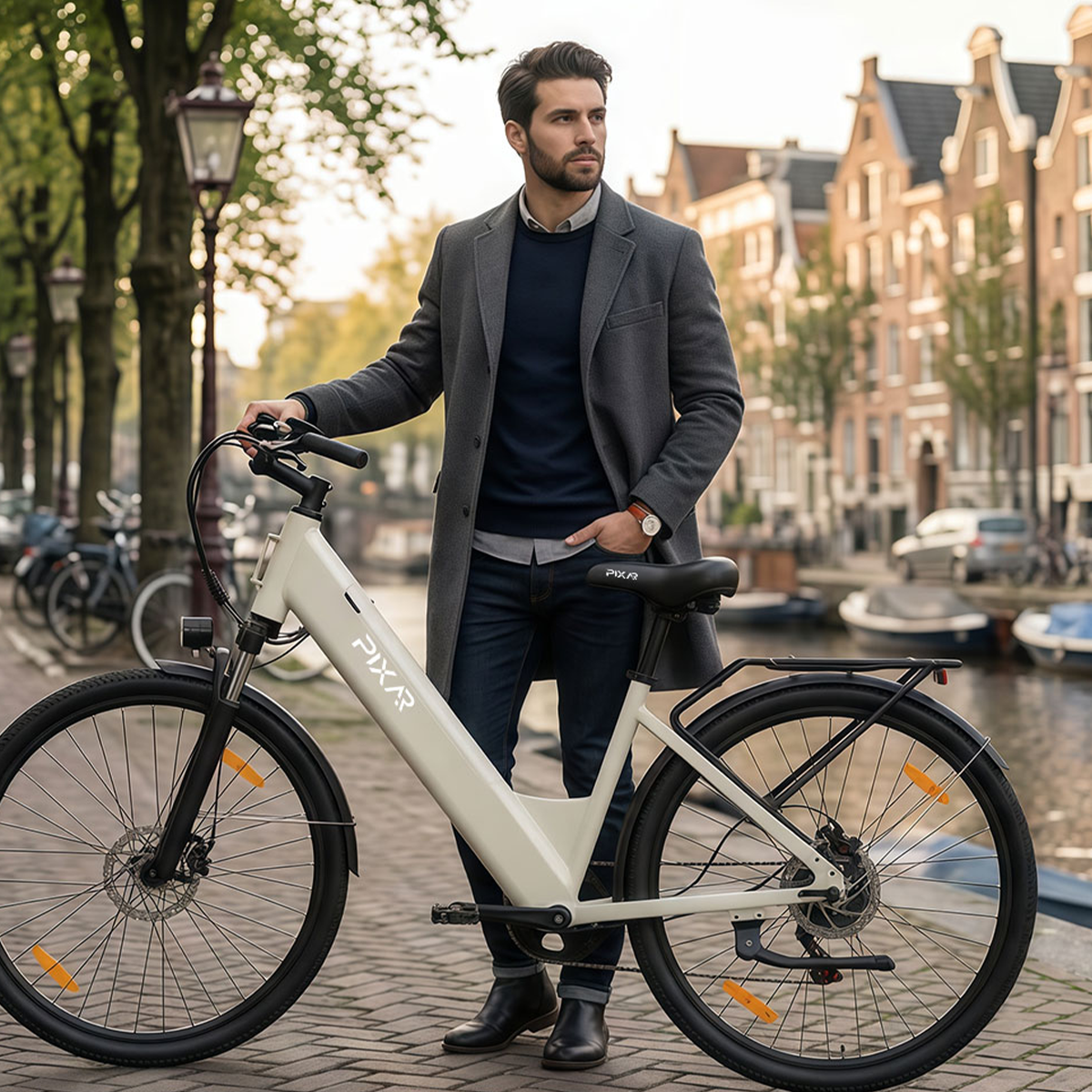 Mężczyzna z brodą stoi obok kremowego roweru przy kanale.