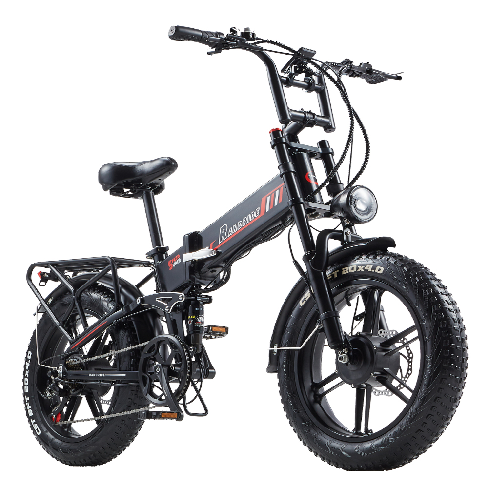 Una bicicleta eléctrica plegable de llantas anchas negra con portaequipajes.