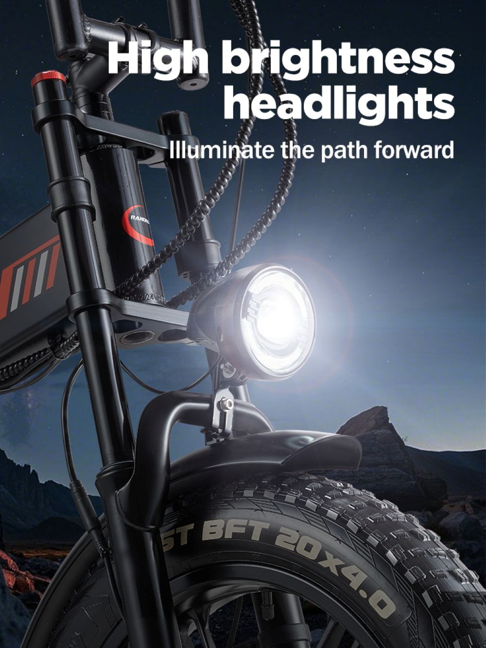 Vista frontal de una bicicleta eléctrica negra con un faro brillante que ilumina las ruedas.