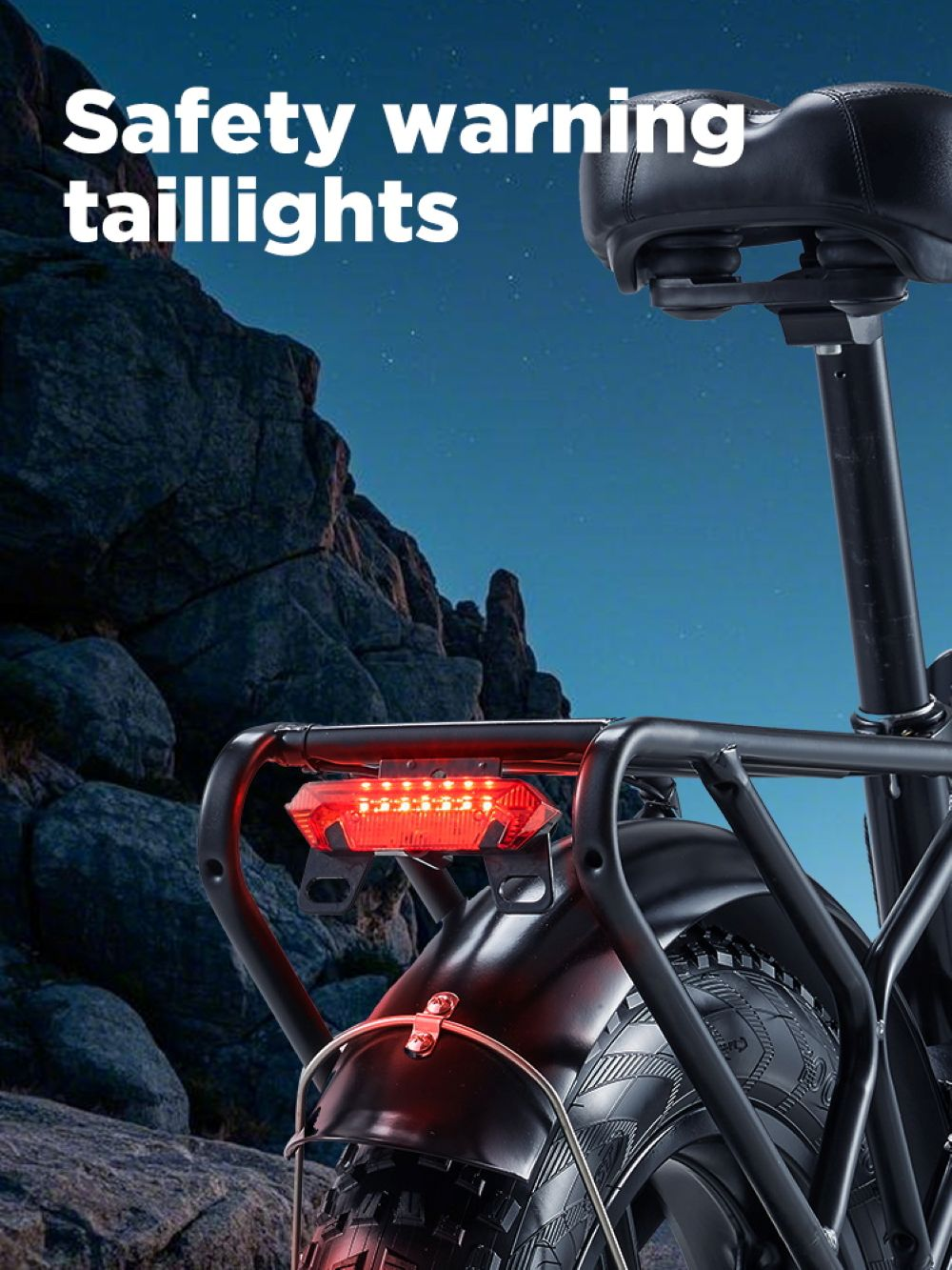 Luz trasera LED roja de bicicleta de noche, con rocas de fondo.