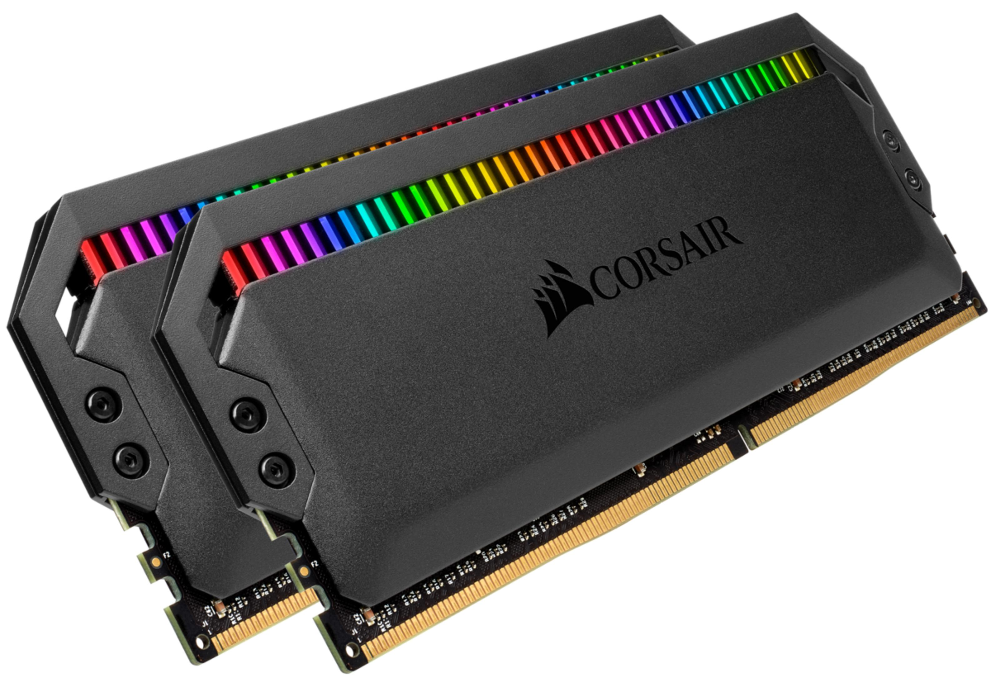 Dwa moduły RAM Corsair z oświetleniem RGB na białym tle.