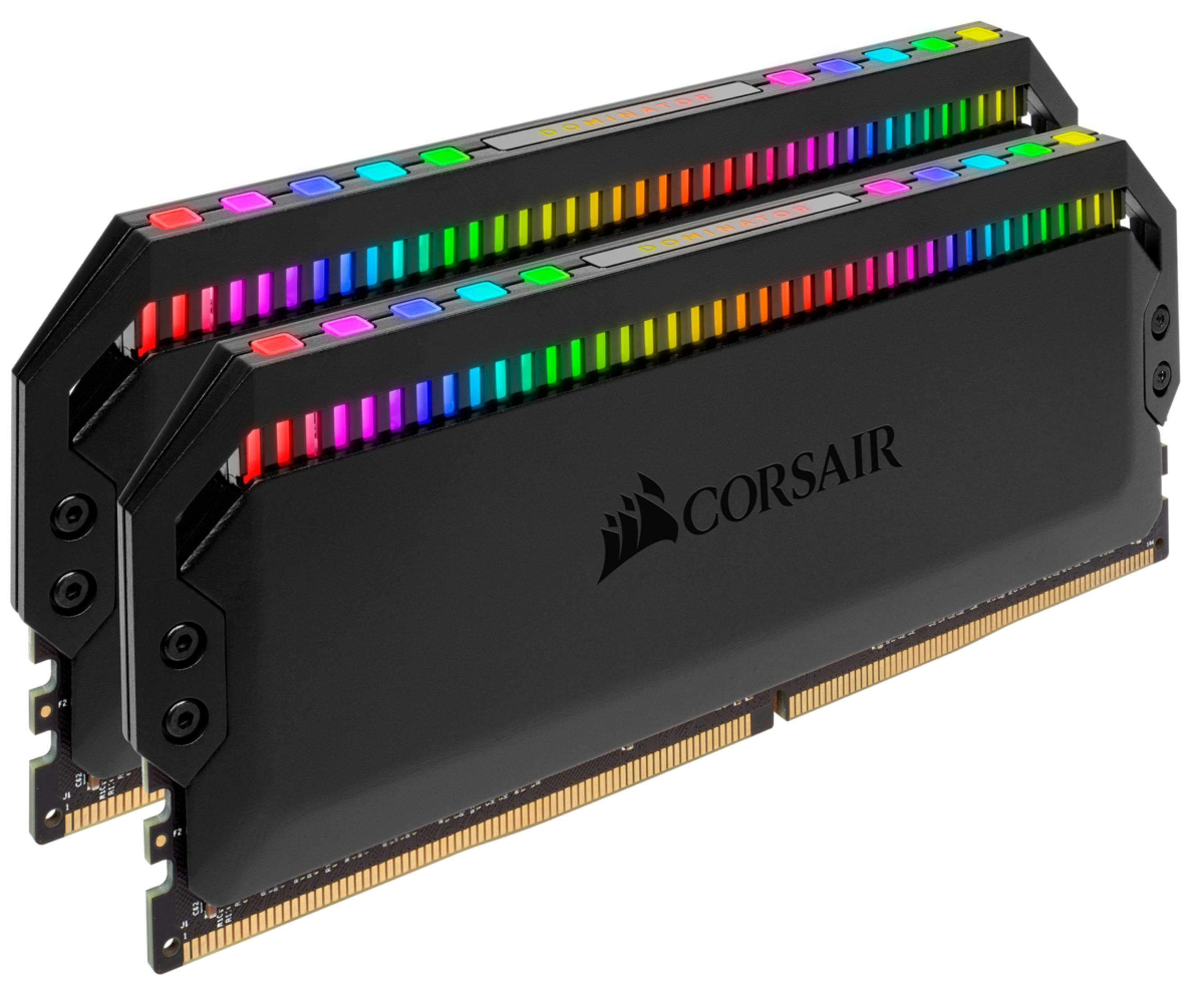 Dwa czarne moduły RAM Corsair z podświetleniem RGB na białym tle.