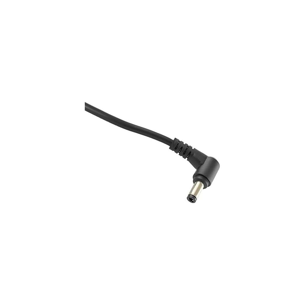 Ein schwarzes Kabel mit einem abgewinkelten Stecker auf weißem Hintergrund.