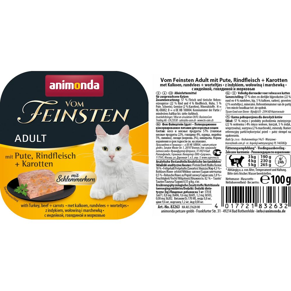 Biały kot patrzy w aparat obok bloku mokrej karmy z indykiem, wołowiną i marchewką.