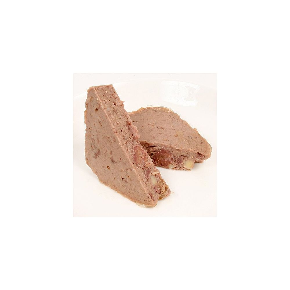 Zwei Stücke Terrine mit Stücken von Fleisch und Fett auf einem weißen Teller.