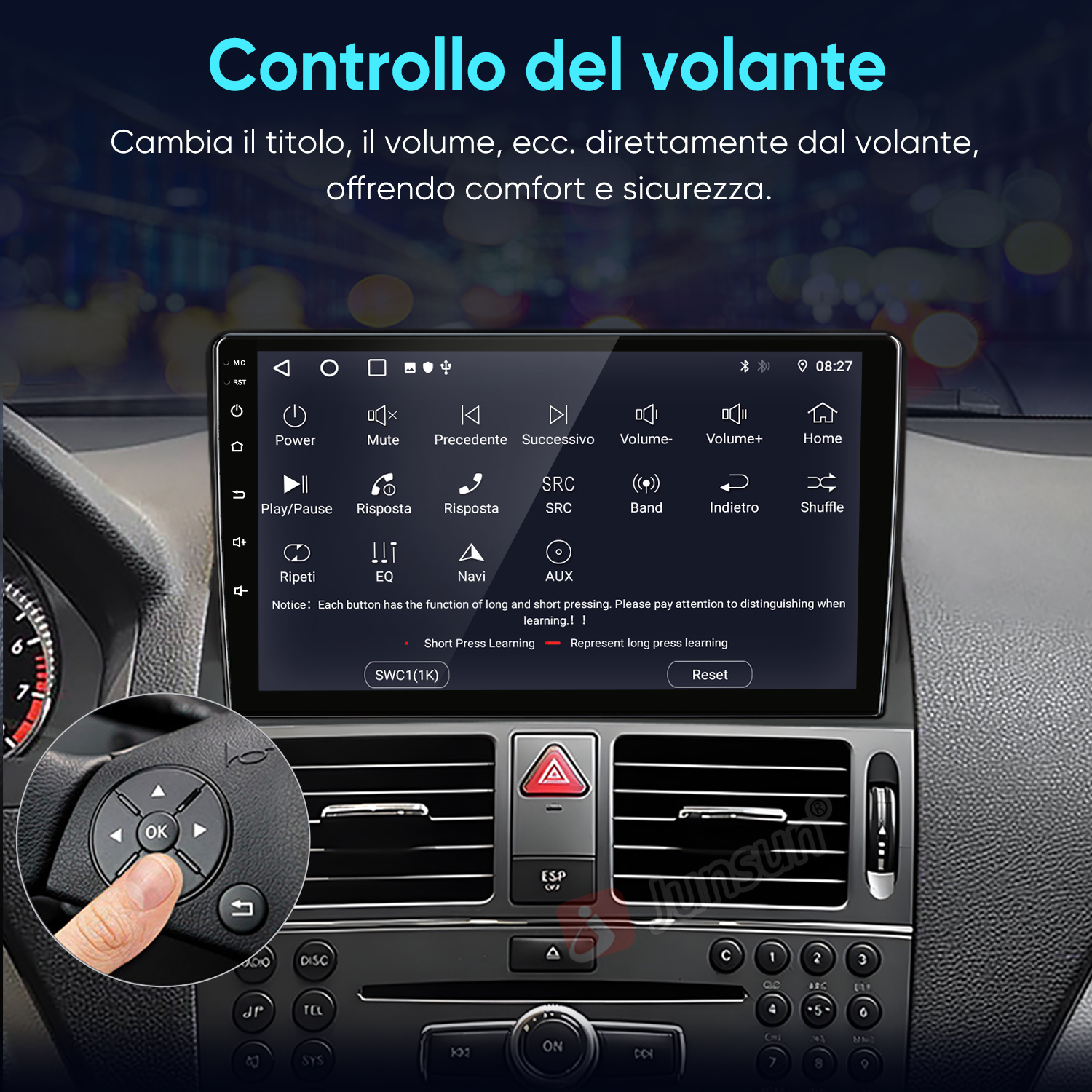 Un dito preme il pulsante OK su un pannello di controllo del volante davanti a un sistema di infotainment per auto.