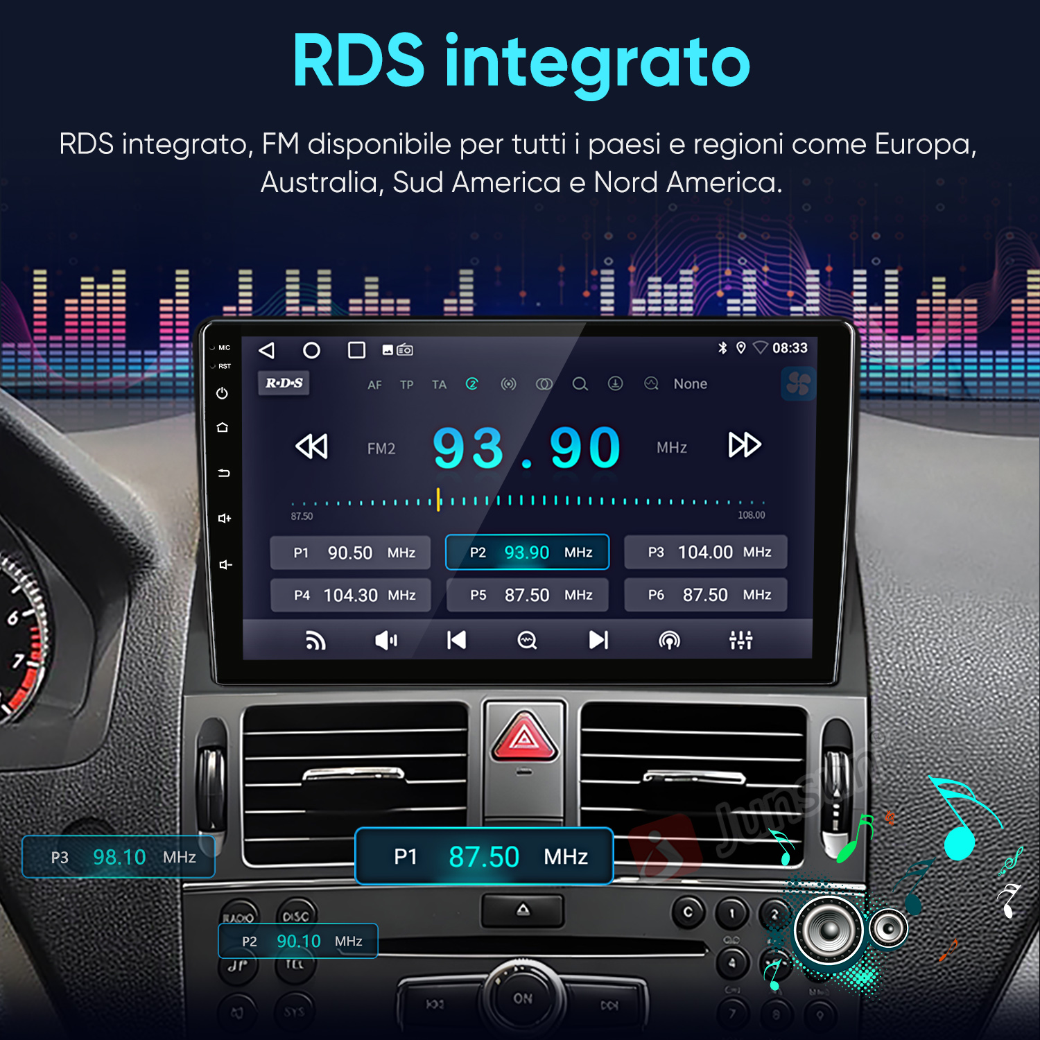 Cruscotto auto con schermo infotainment che mostra stazioni radio.