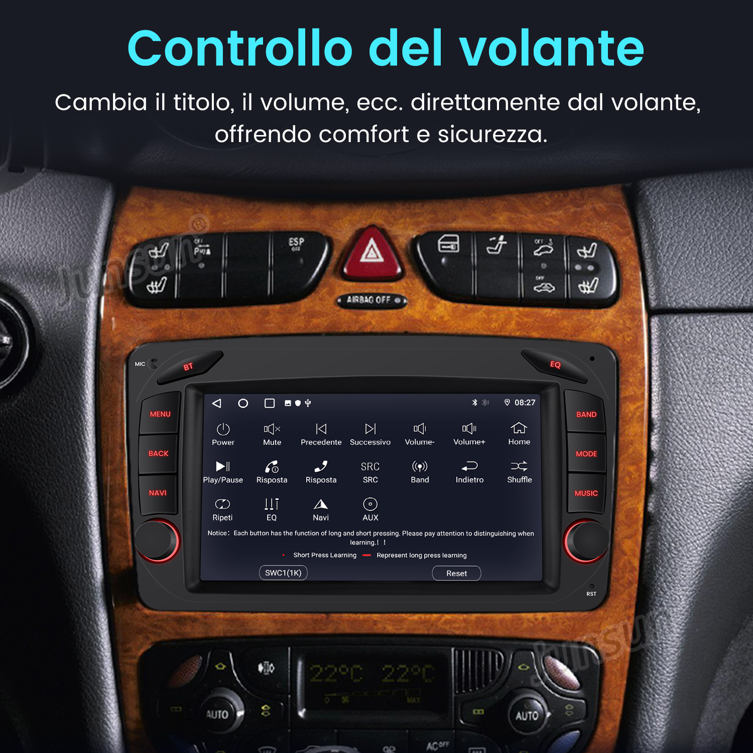 Sistema di infotainment per auto con touchscreen e finiture in legno.