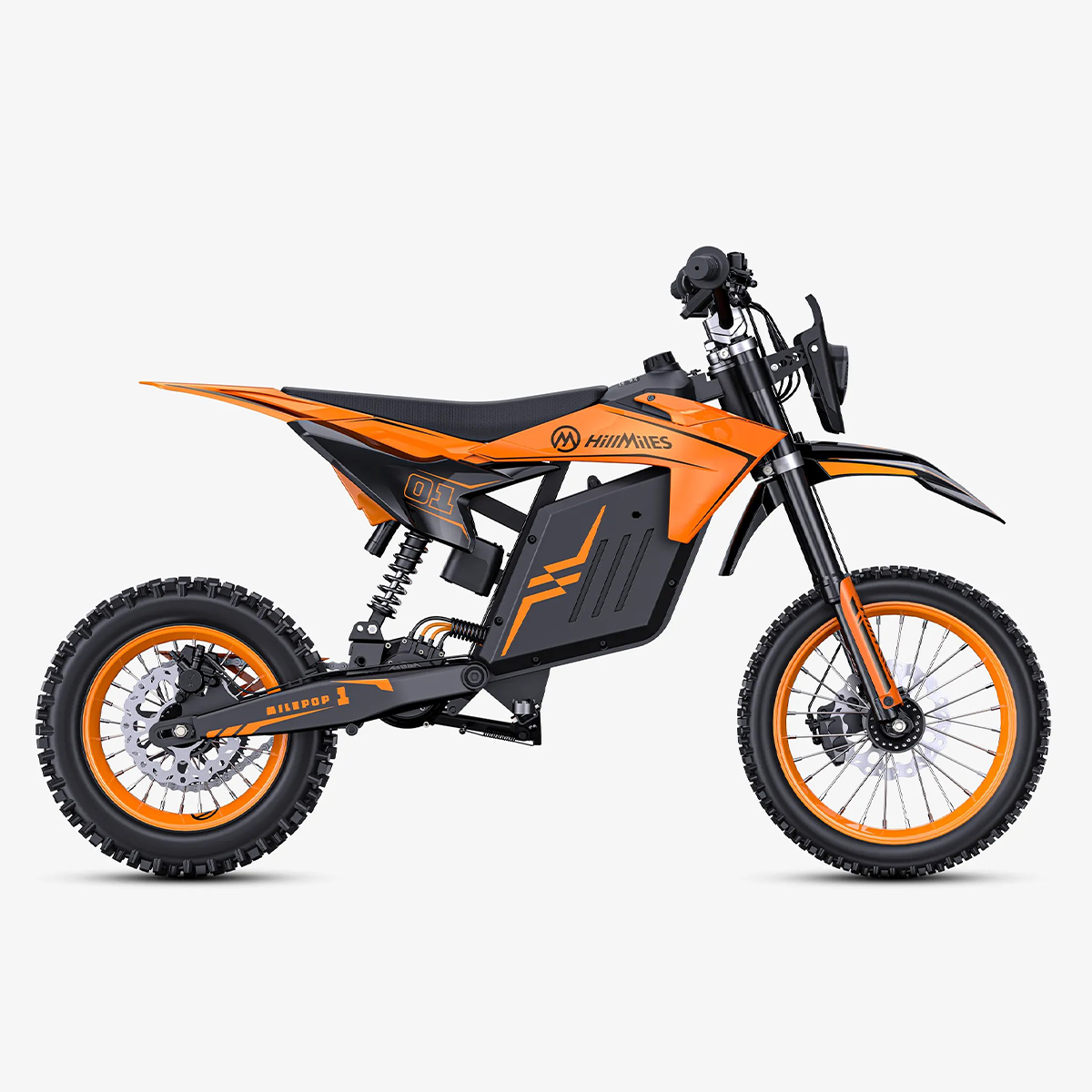 Pomarańczowo-czarny motocykl elektryczny z oponami terenowymi na jasnoszarym tle.