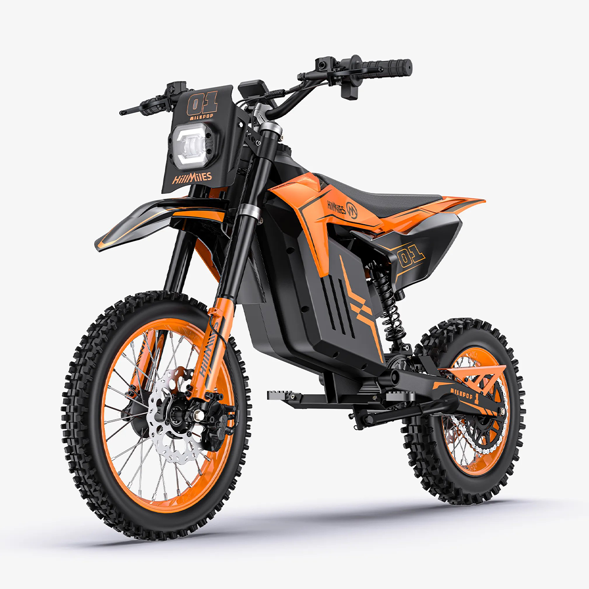 Pomarańczowo-czarny motocykl elektryczny z oponami terenowymi, stojący na białym tle.