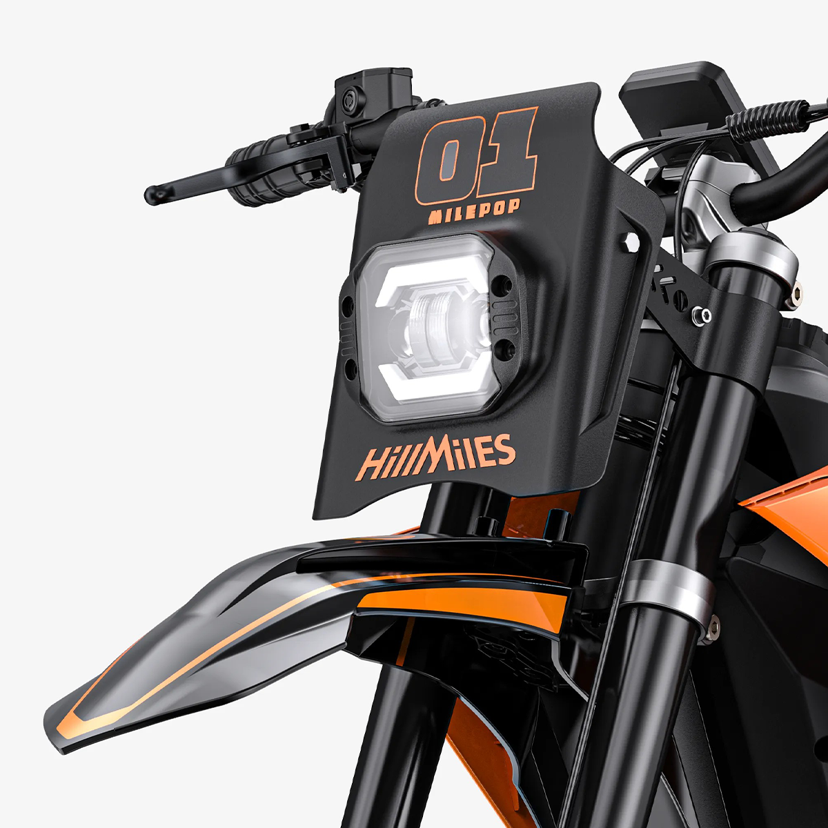 Widok z przodu pomarańczowo-czarnego motocykla z numerem 01 i reflektorem LED.