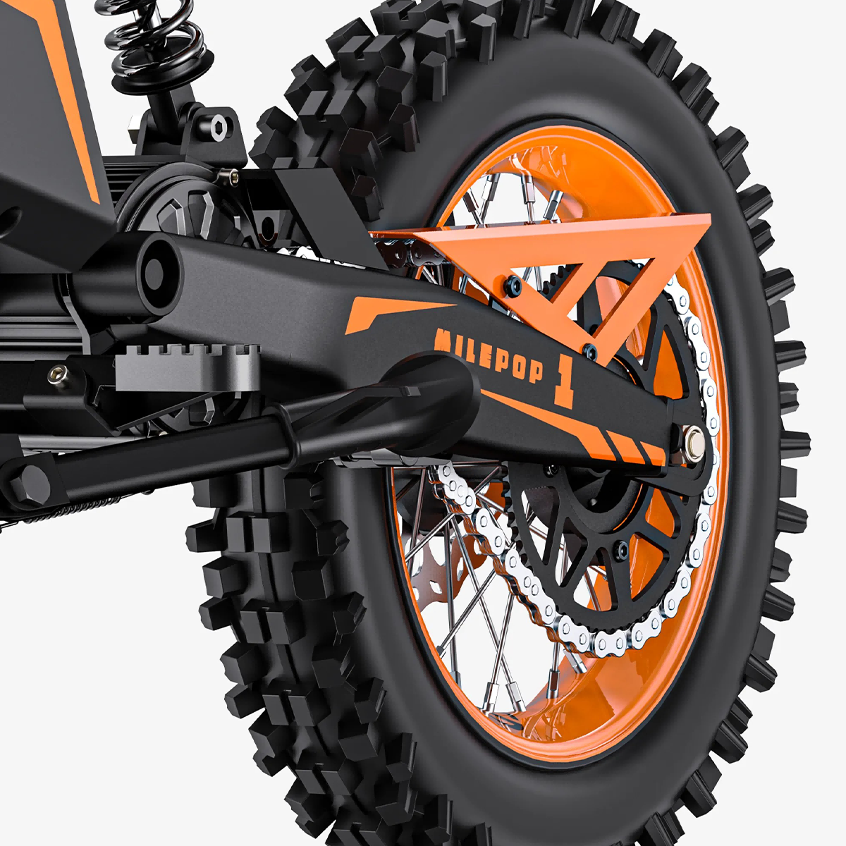 Zbliżenie tylnego koła motocykla terenowego, z oponą terenową, pomarańczową felgą i łańcuchem.