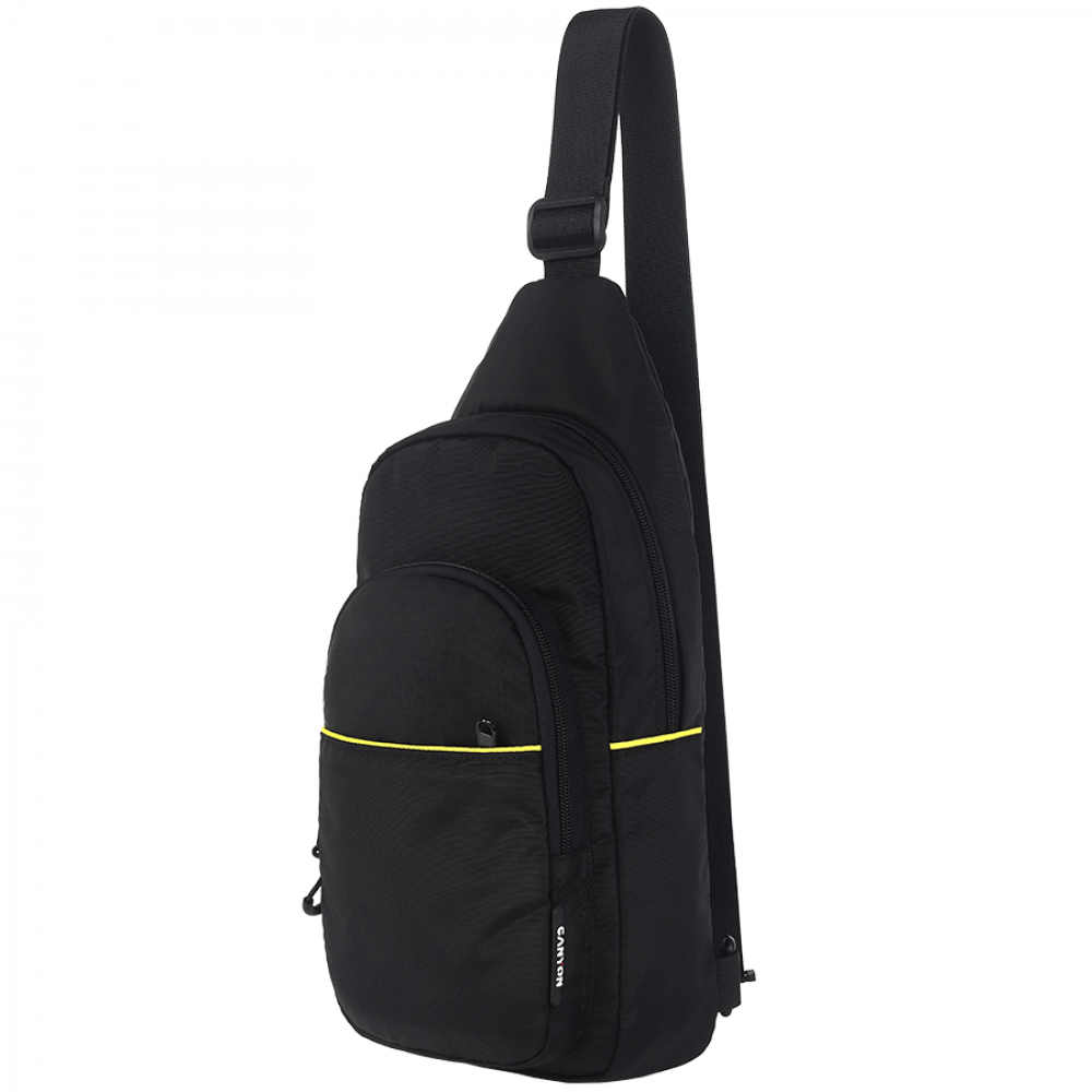 Czarny plecak typu "sling" z żółtym paskiem i jednym paskiem.