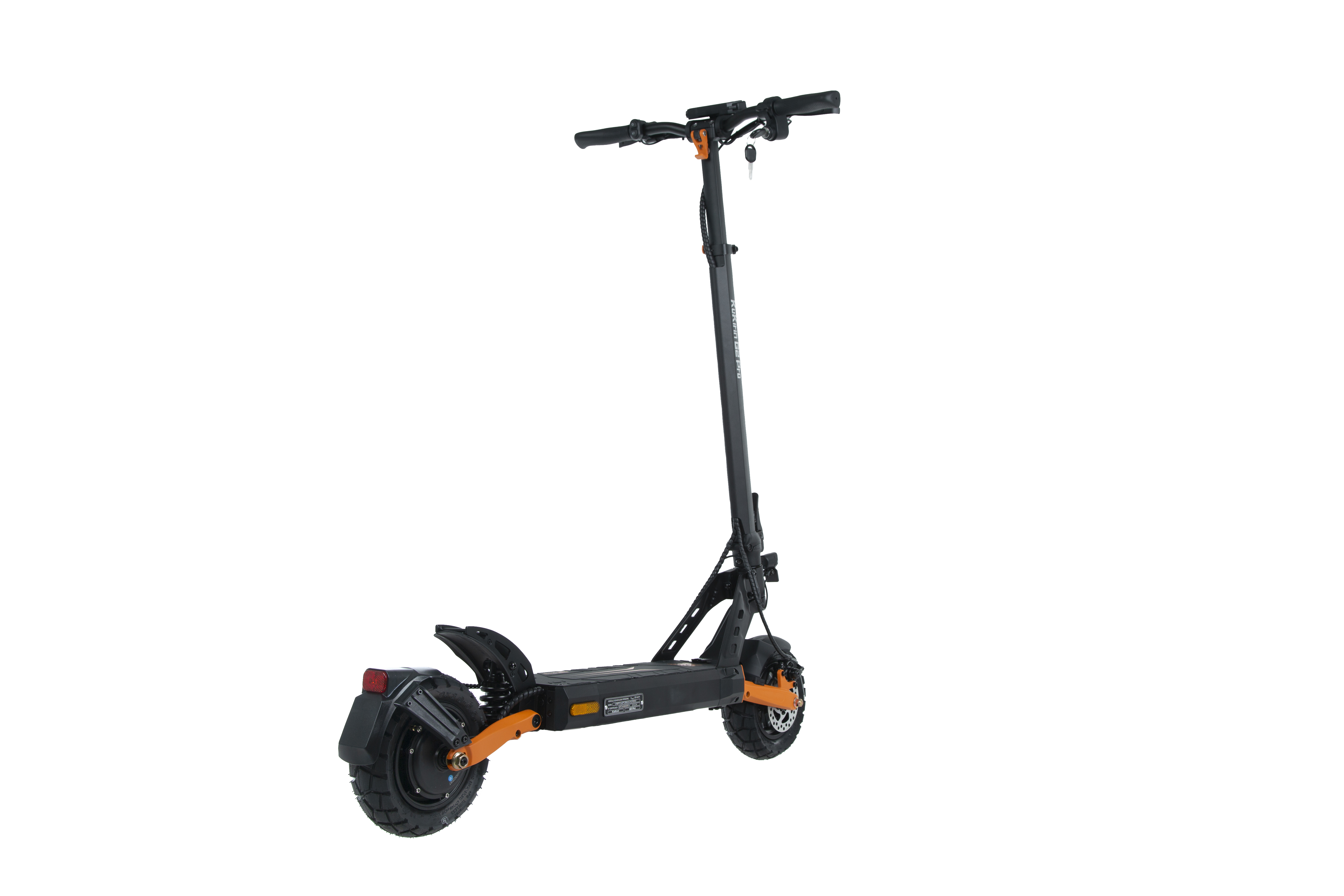 Un patinete eléctrico negro con detalles naranjas se alza sobre fondo blanco.