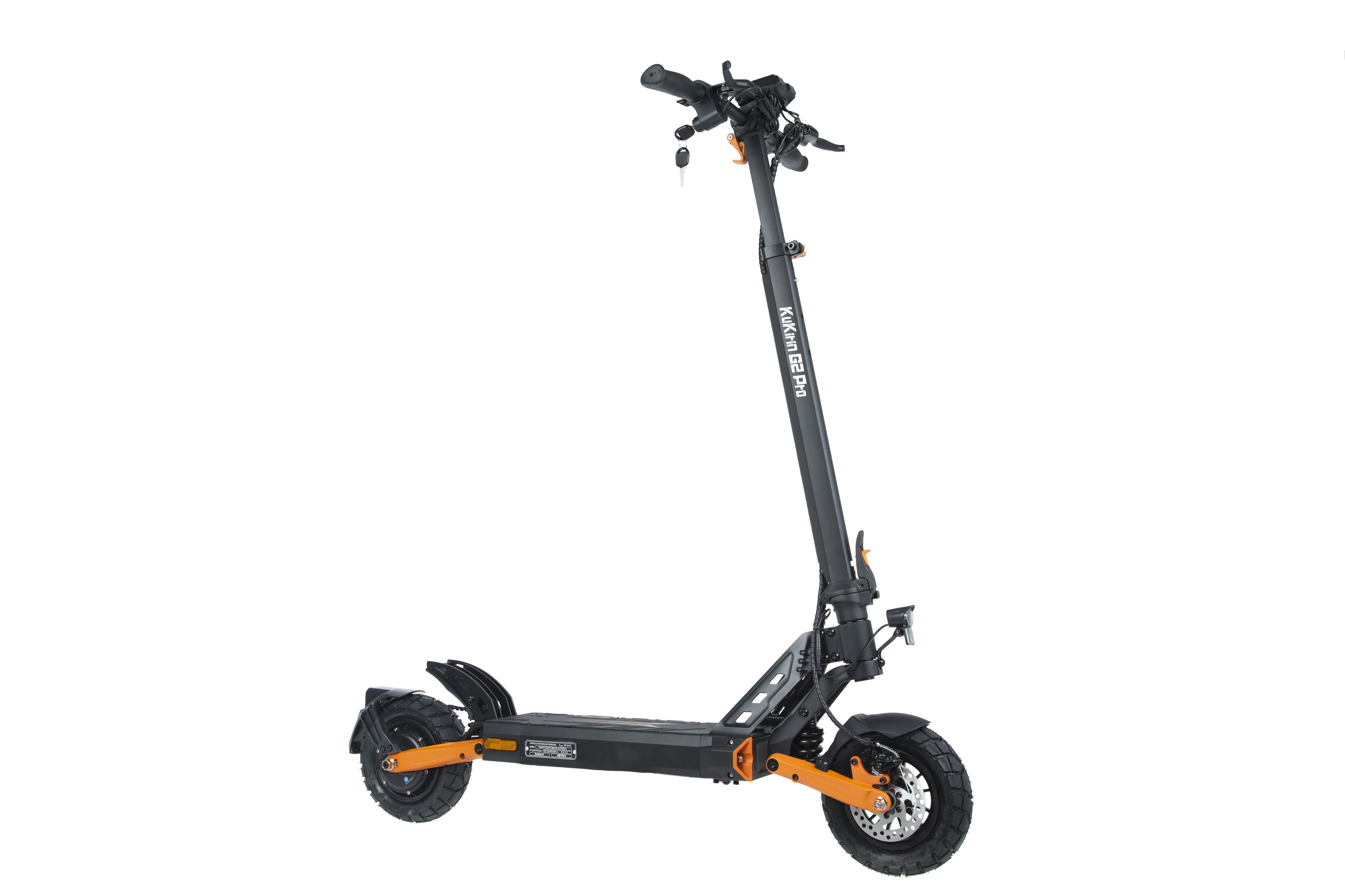 Uno scooter elettrico nero con accenti arancioni su sfondo bianco.