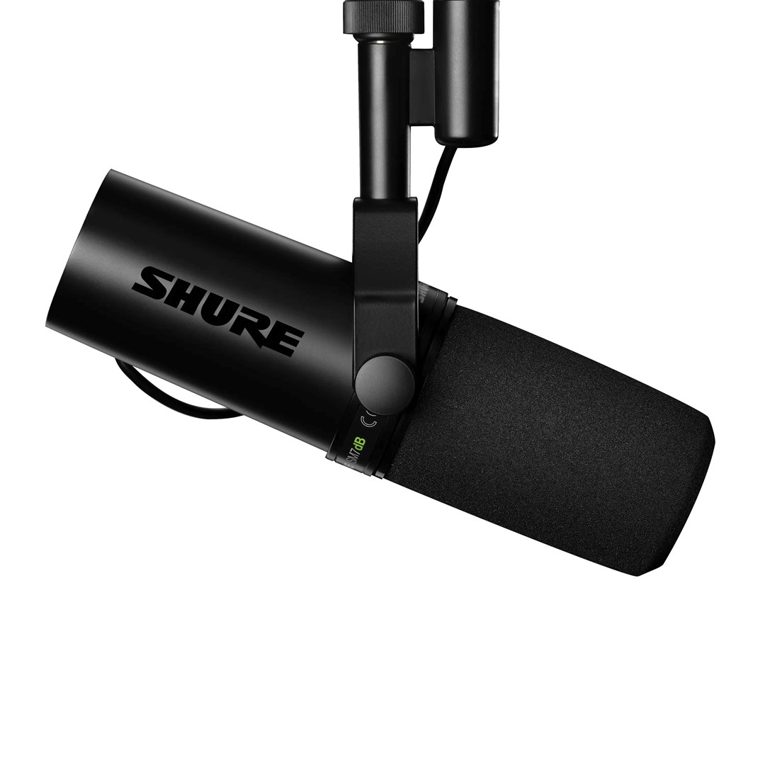 Czarny mikrofon Shure SM7B na białym tle, zamontowany na ramieniu.