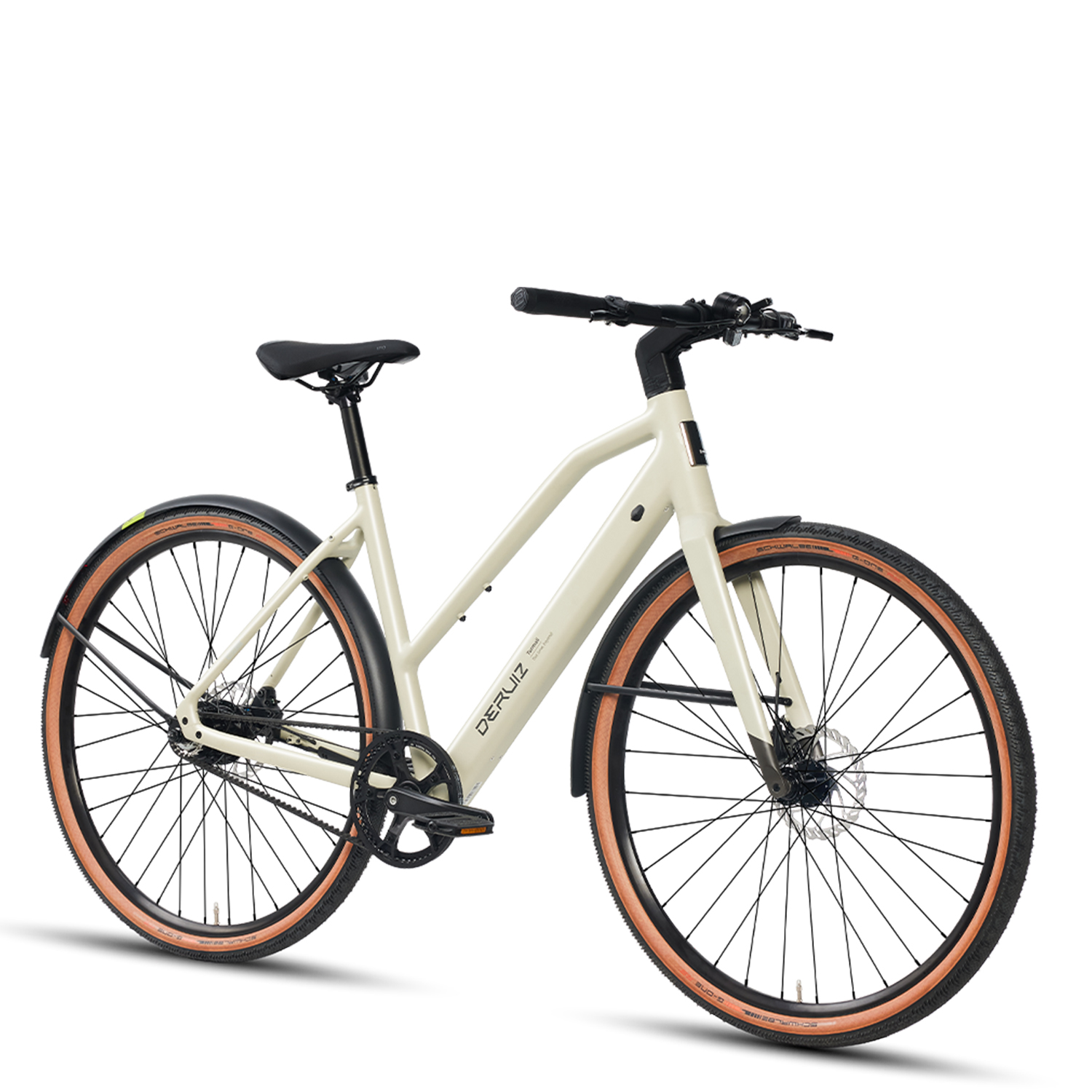 Ein cremefarbenes Fahrrad mit braunen Reifen, Schutzblechen und schwarzem Sattel.