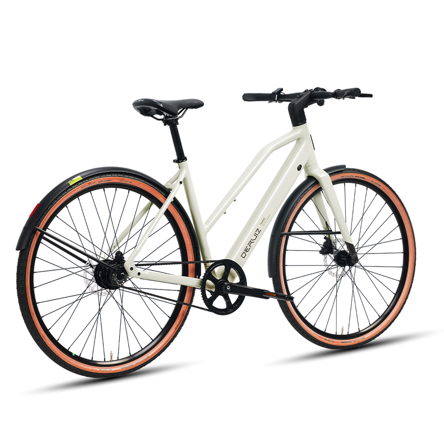 Ein cremefarbenes Fahrrad mit schwarzen Schutzblechen und braunen Reifen.