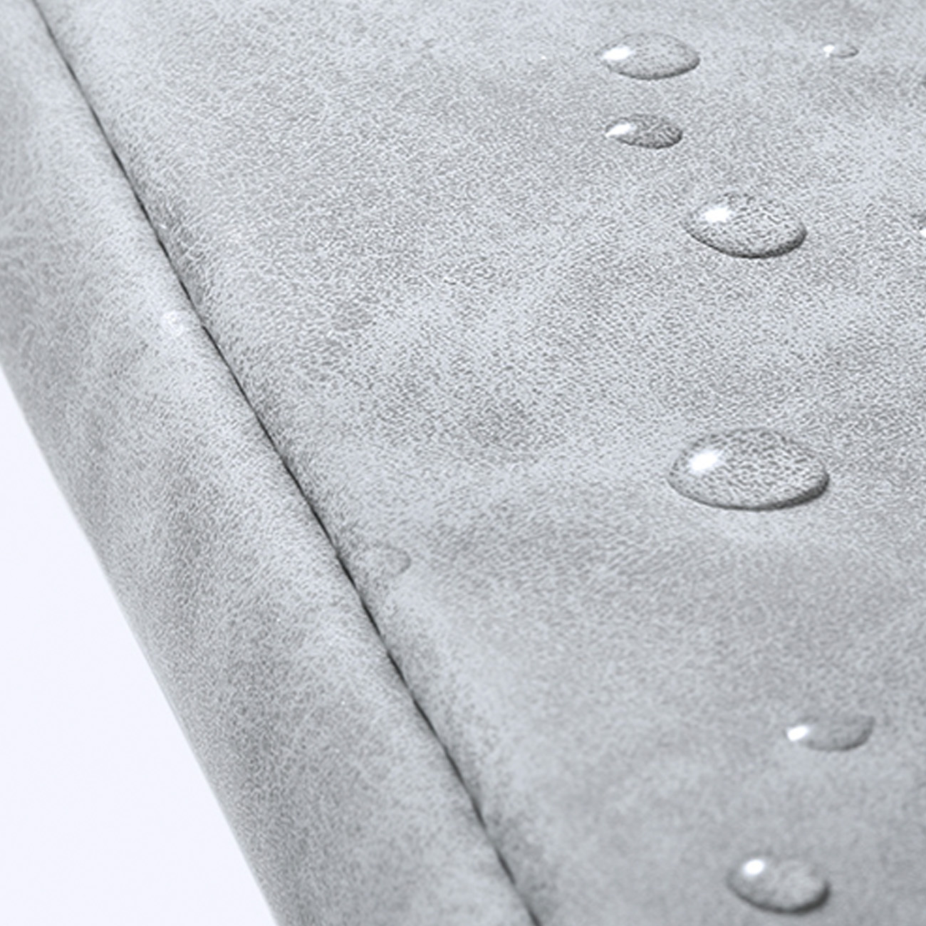 Szara tkanina z kroplami wody, zbliżenie.