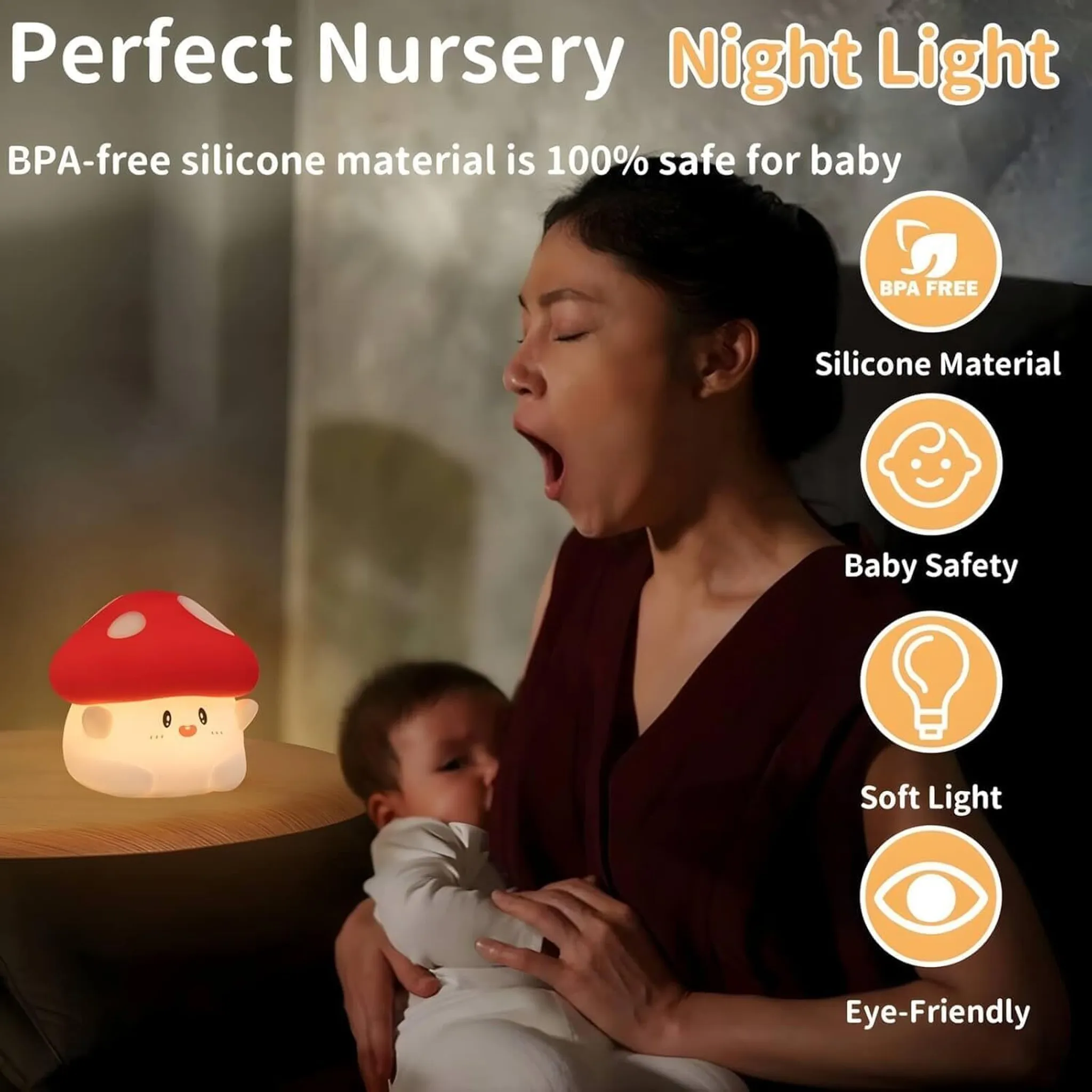 Eine Frau gähnt, während sie ein Baby hält. Ein Pilz-Nachtlicht leuchtet.