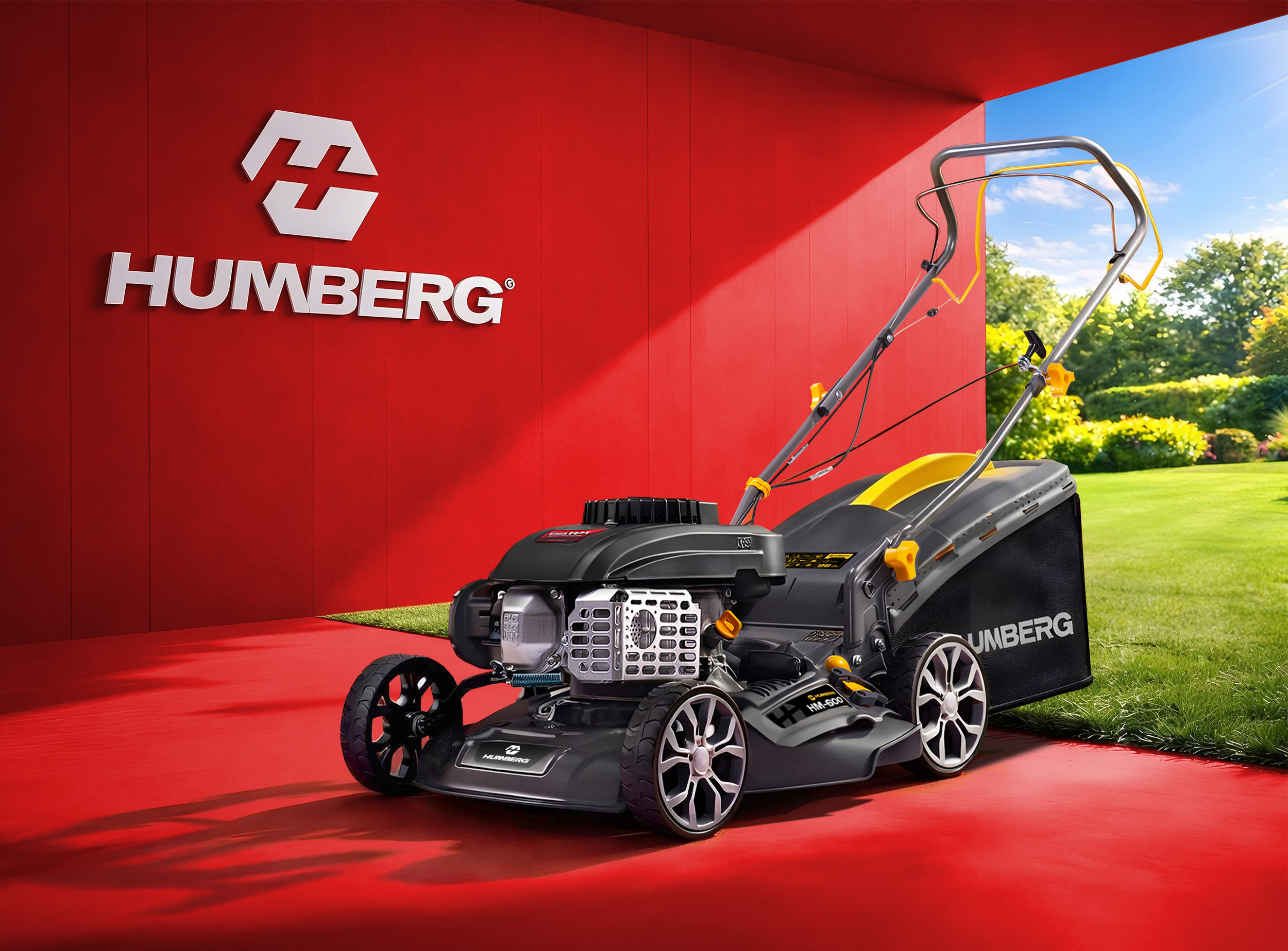 Kosiarka HUMBERG z żółtymi akcentami stoi na czerwonej powierzchni przed czerwoną ścianą.
