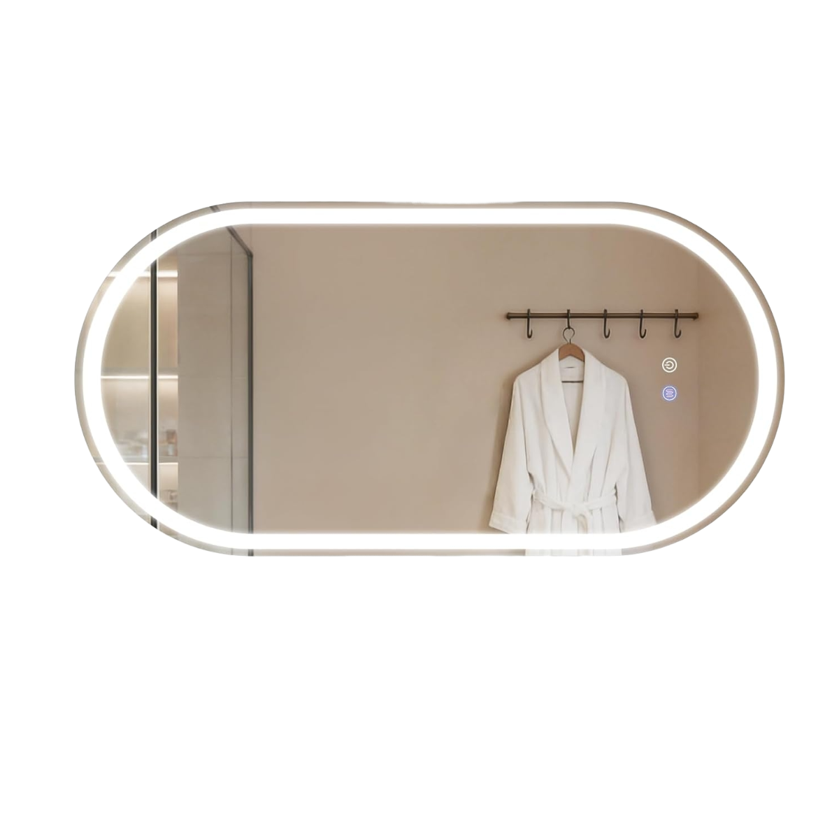 Uno specchio illuminato è appeso a una parete con un accappatoio bianco.