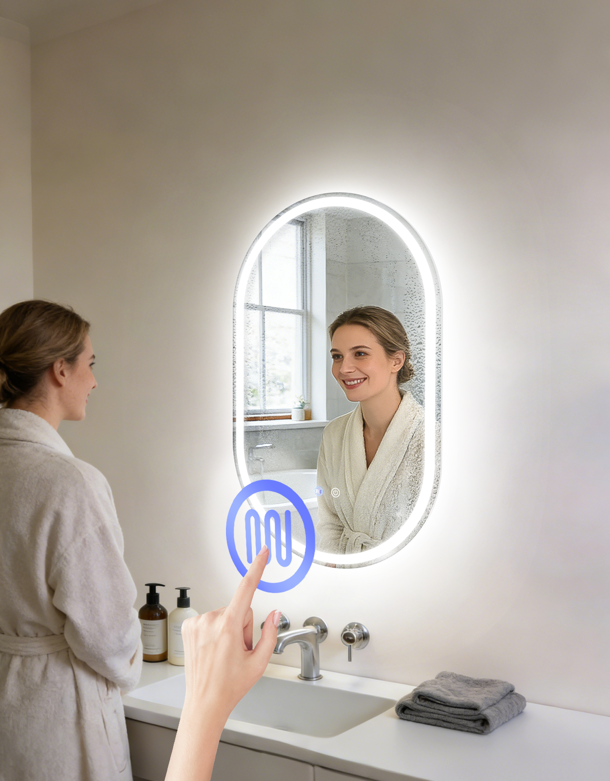 Una donna in vestaglia tocca uno specchio smart con icona blu. Il riflesso la mostra sorridente.