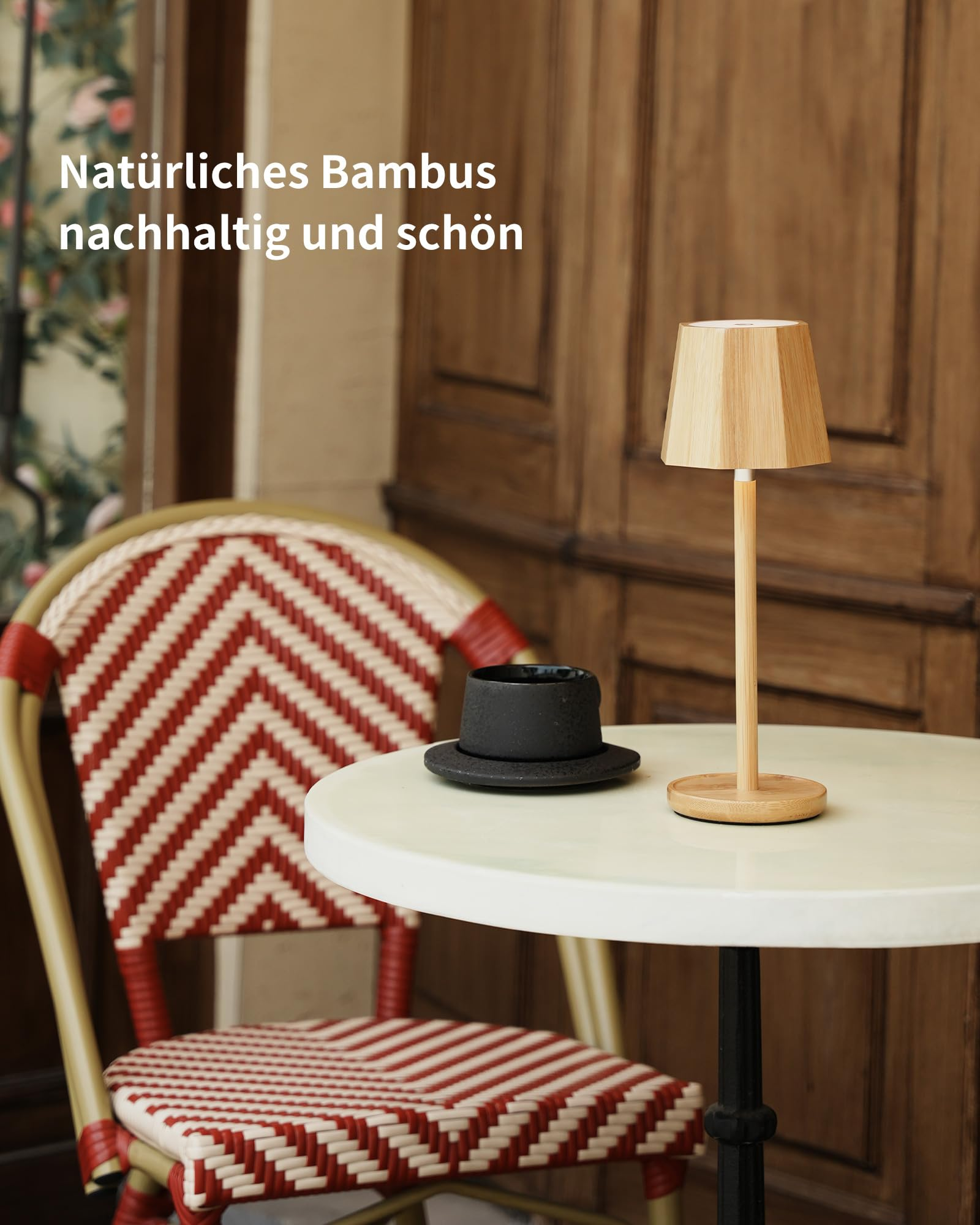 Ein Holztisch mit Lampe und Tasse neben einem rot-weißen Stuhl.