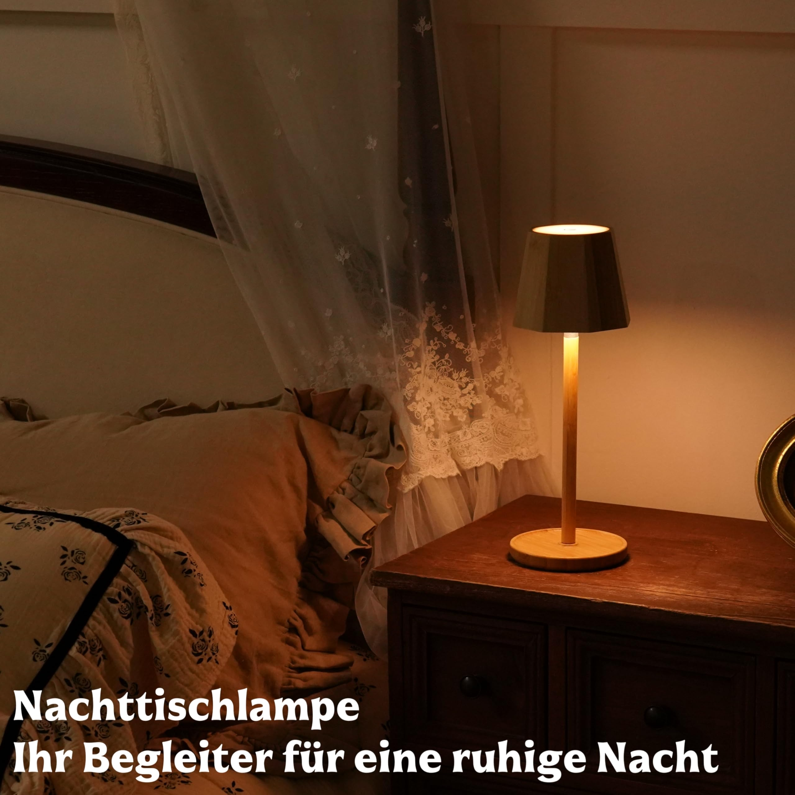 Ein Nachttisch mit Lampe neben einem Bett mit Bettwäsche.
